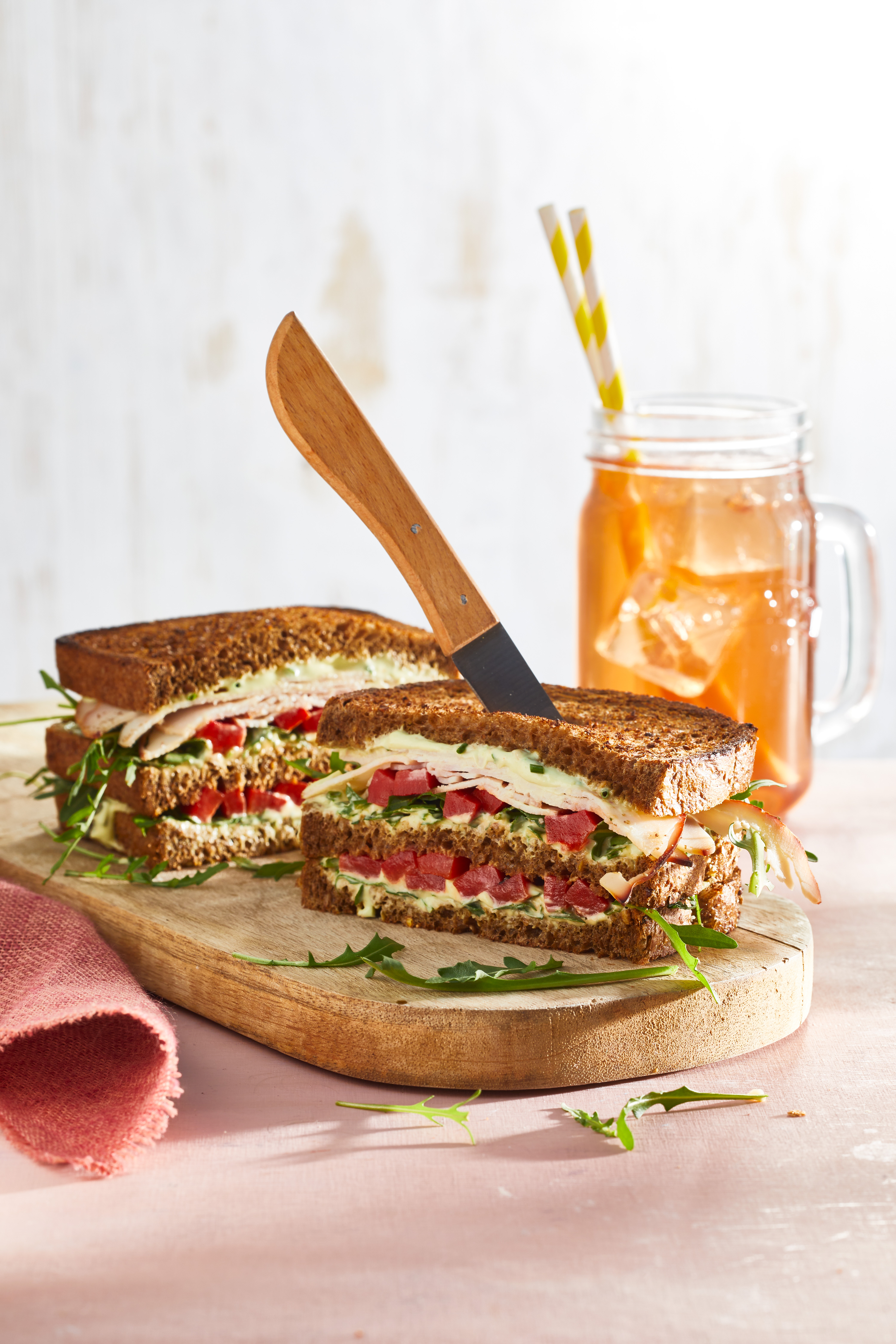 Clubsandwich met kip en avocadospread