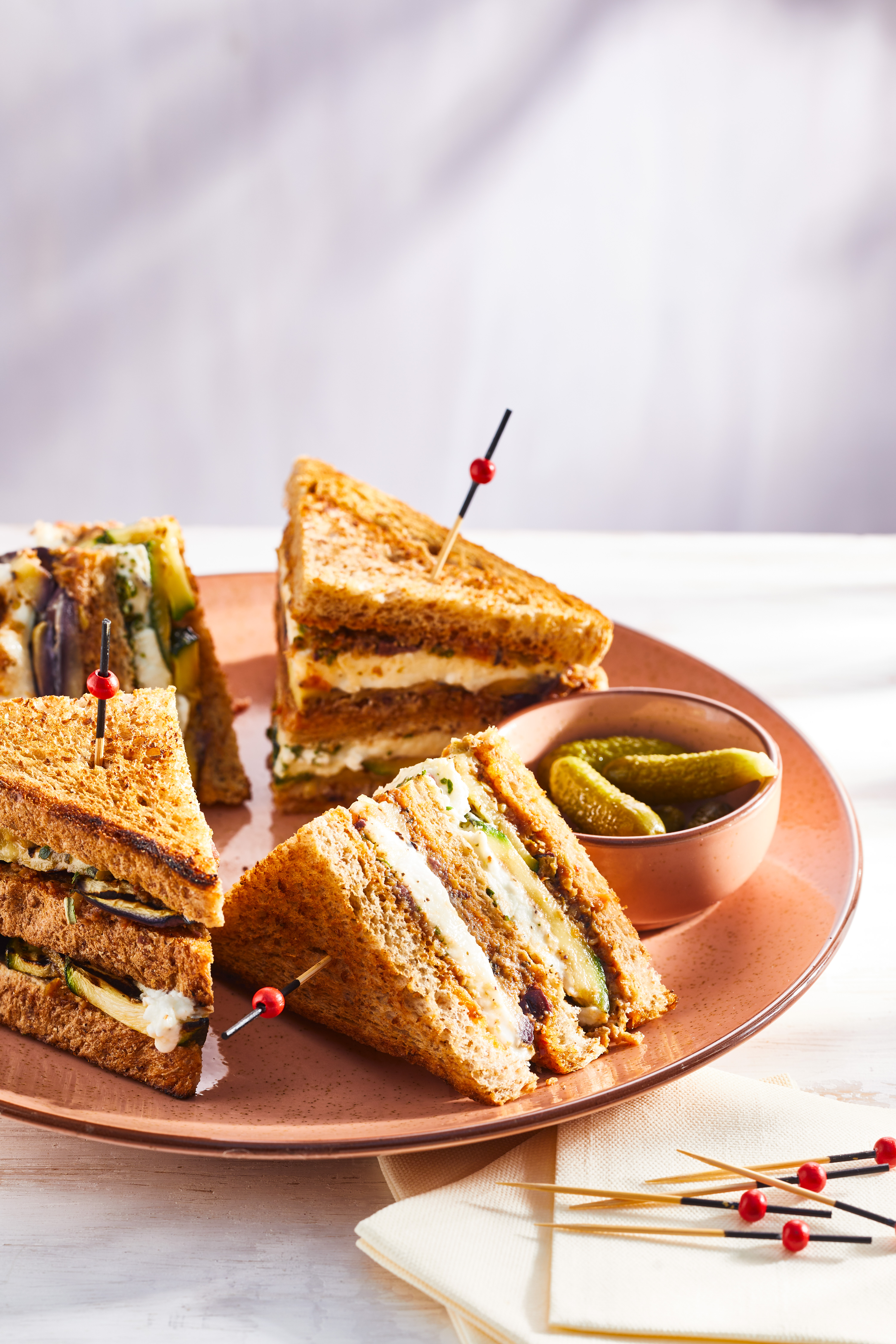 Clubsandwich met gegrilde groenten en tapenade