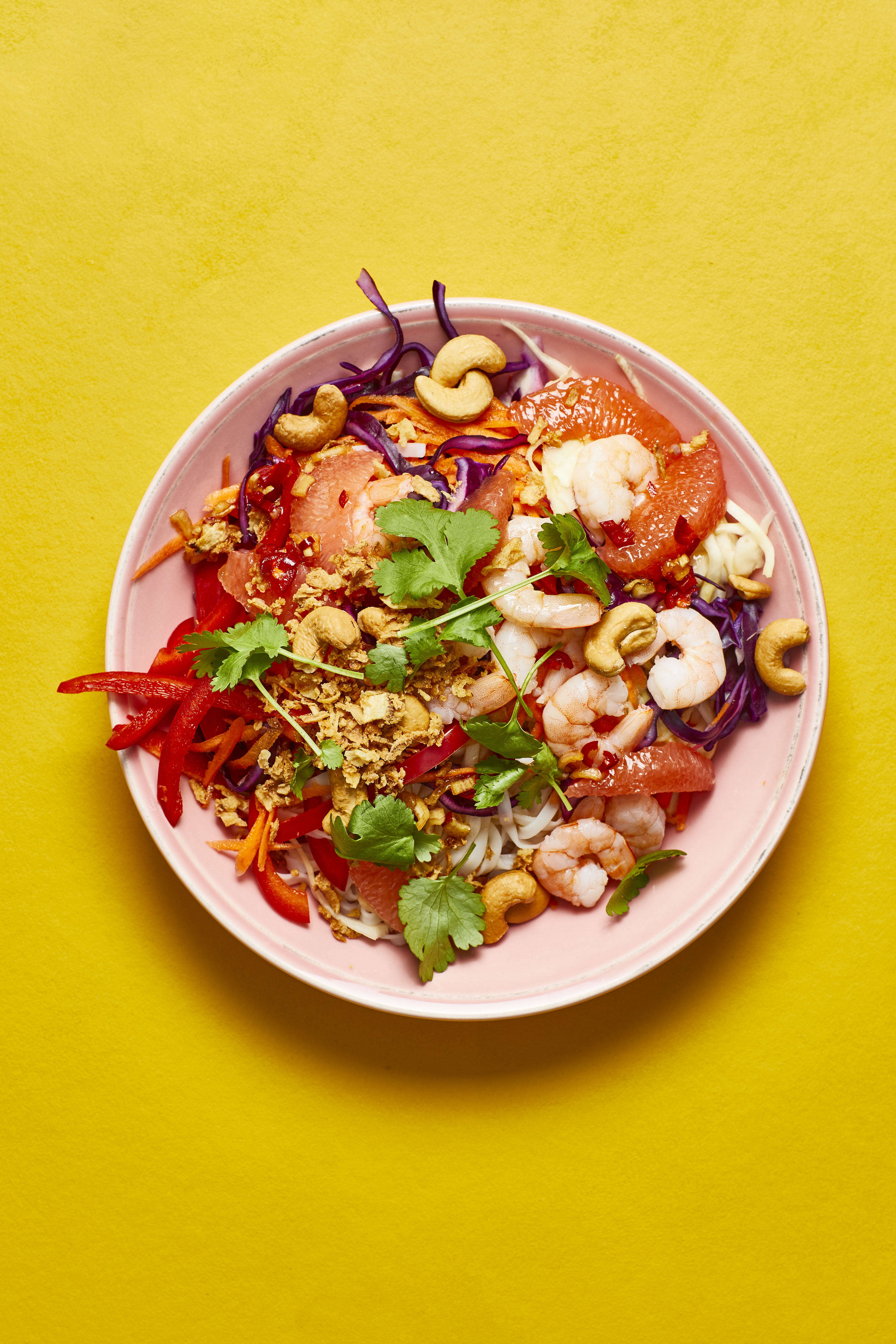 Aziatische koolsla met noedels en garnalen