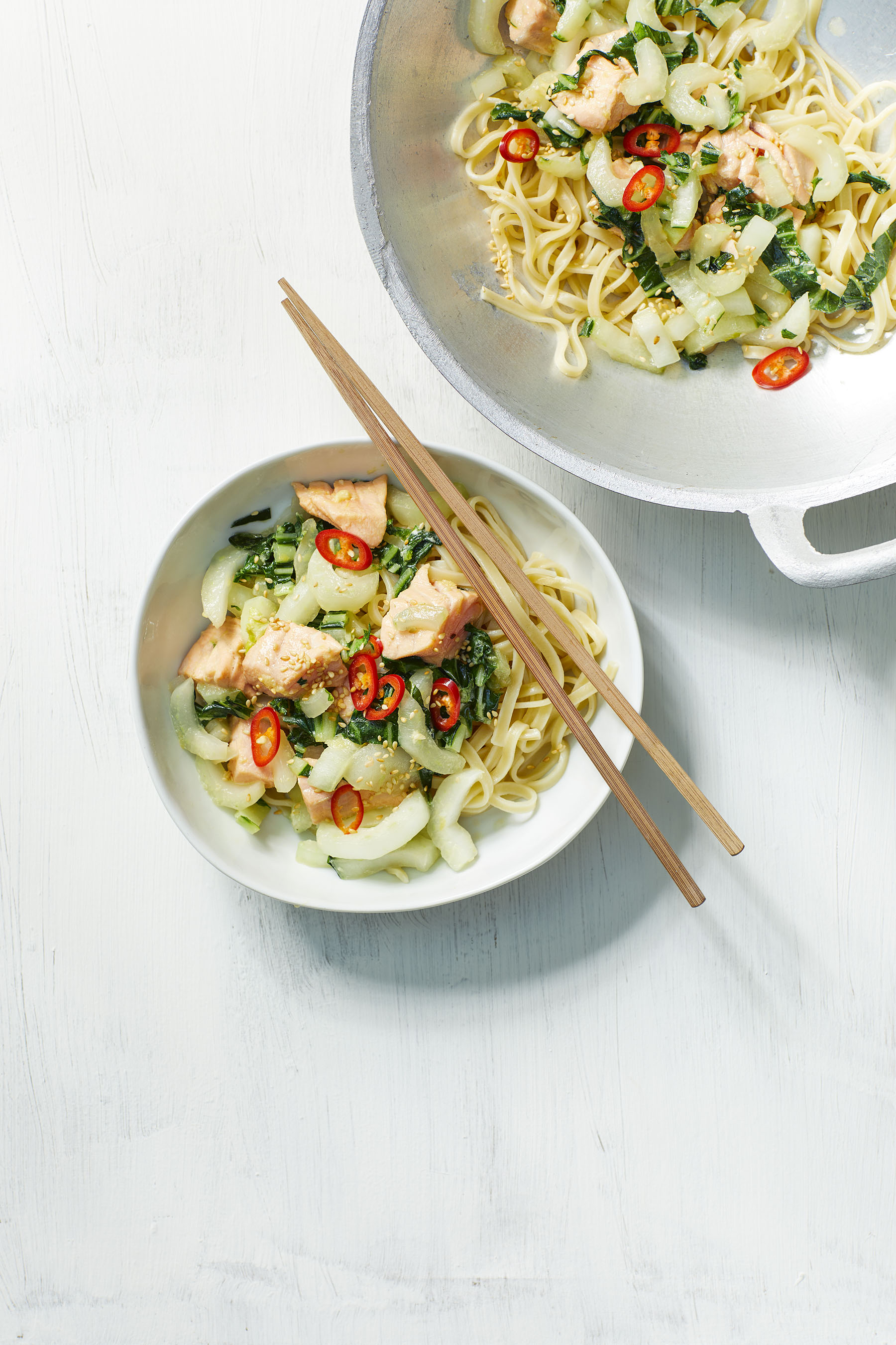 Noedels met paksoi en zalm