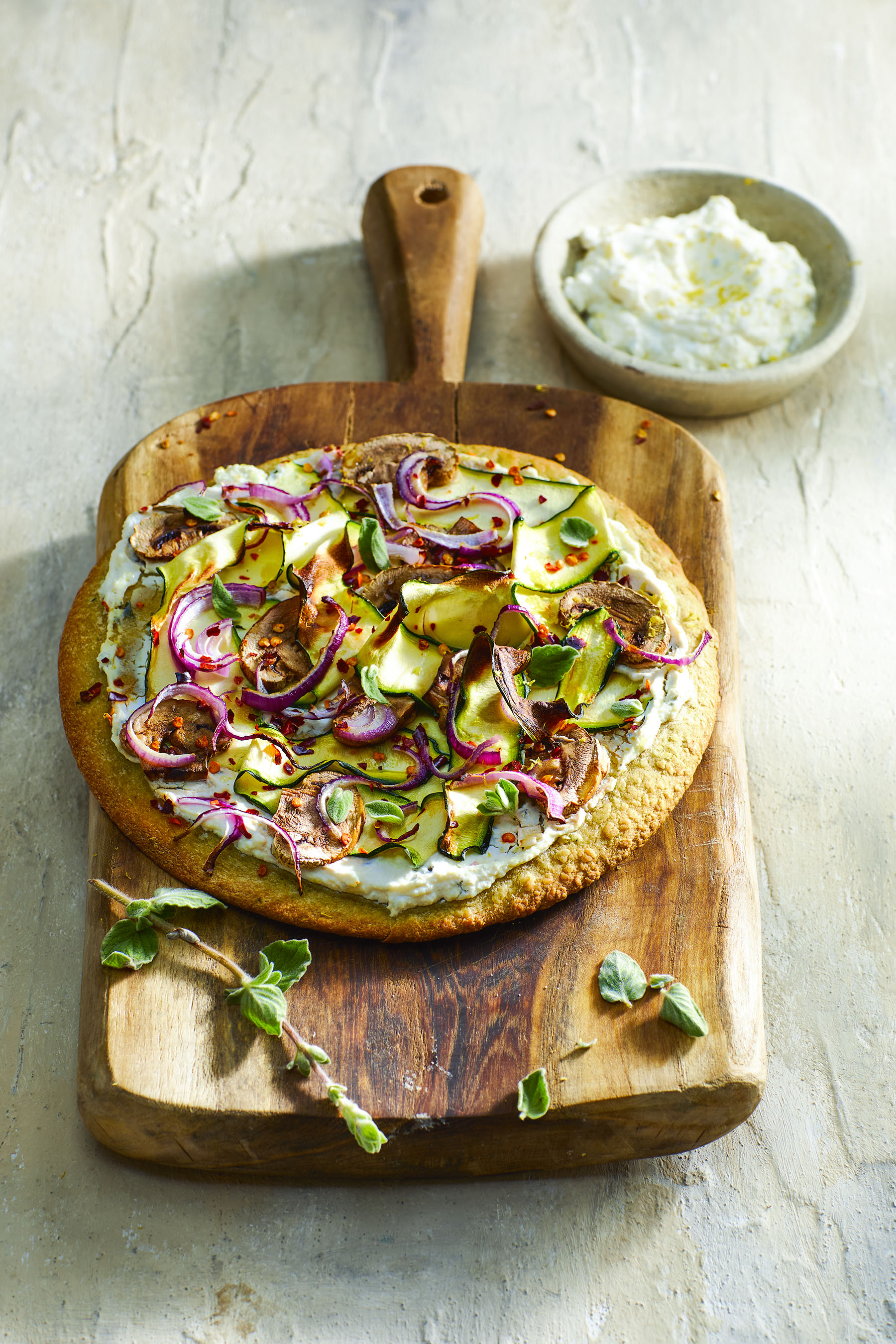 Courgettepizza met champignons en citroenricotta