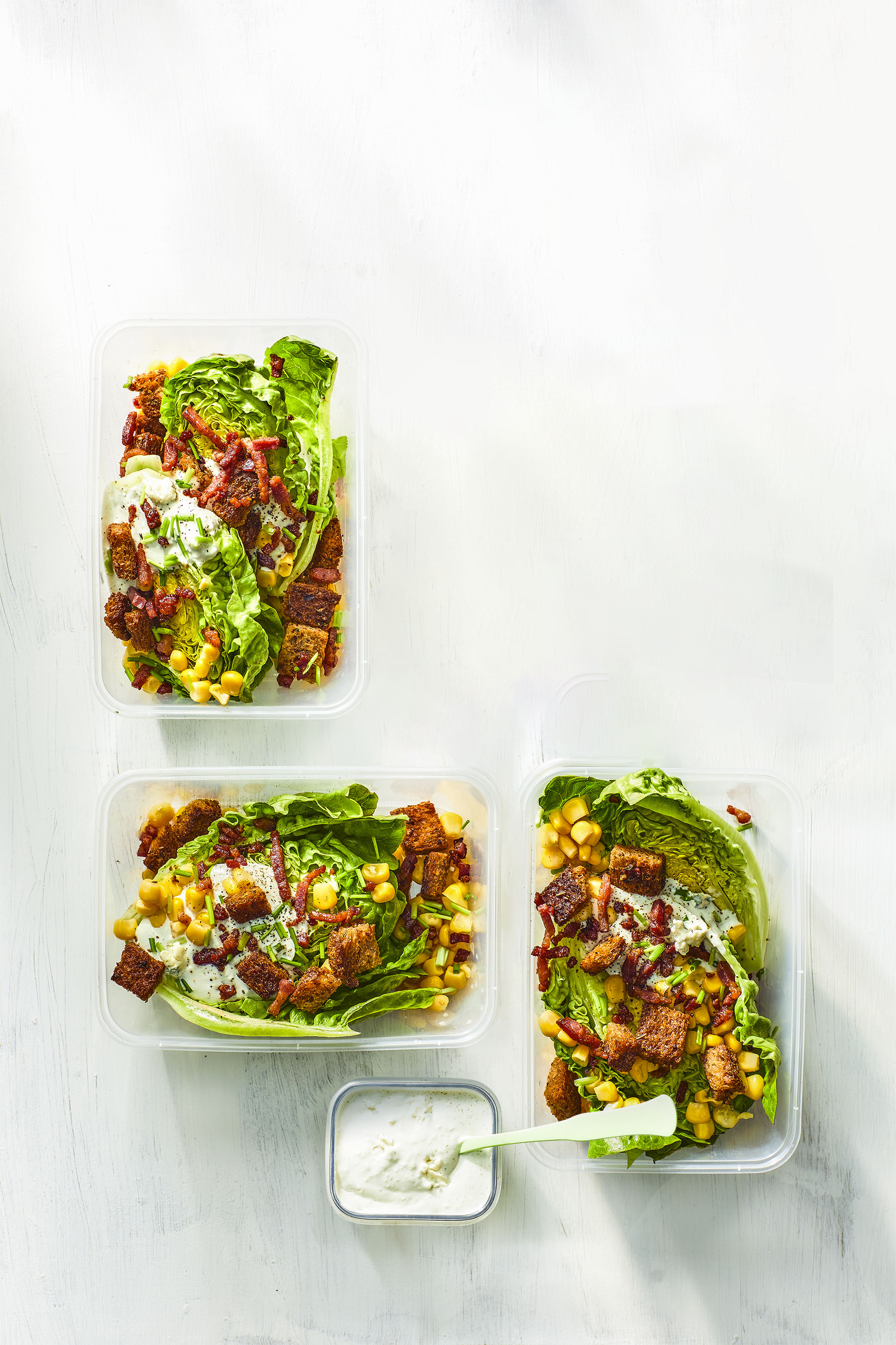 Little gem-salade met spekjes en blauwekaasdressing