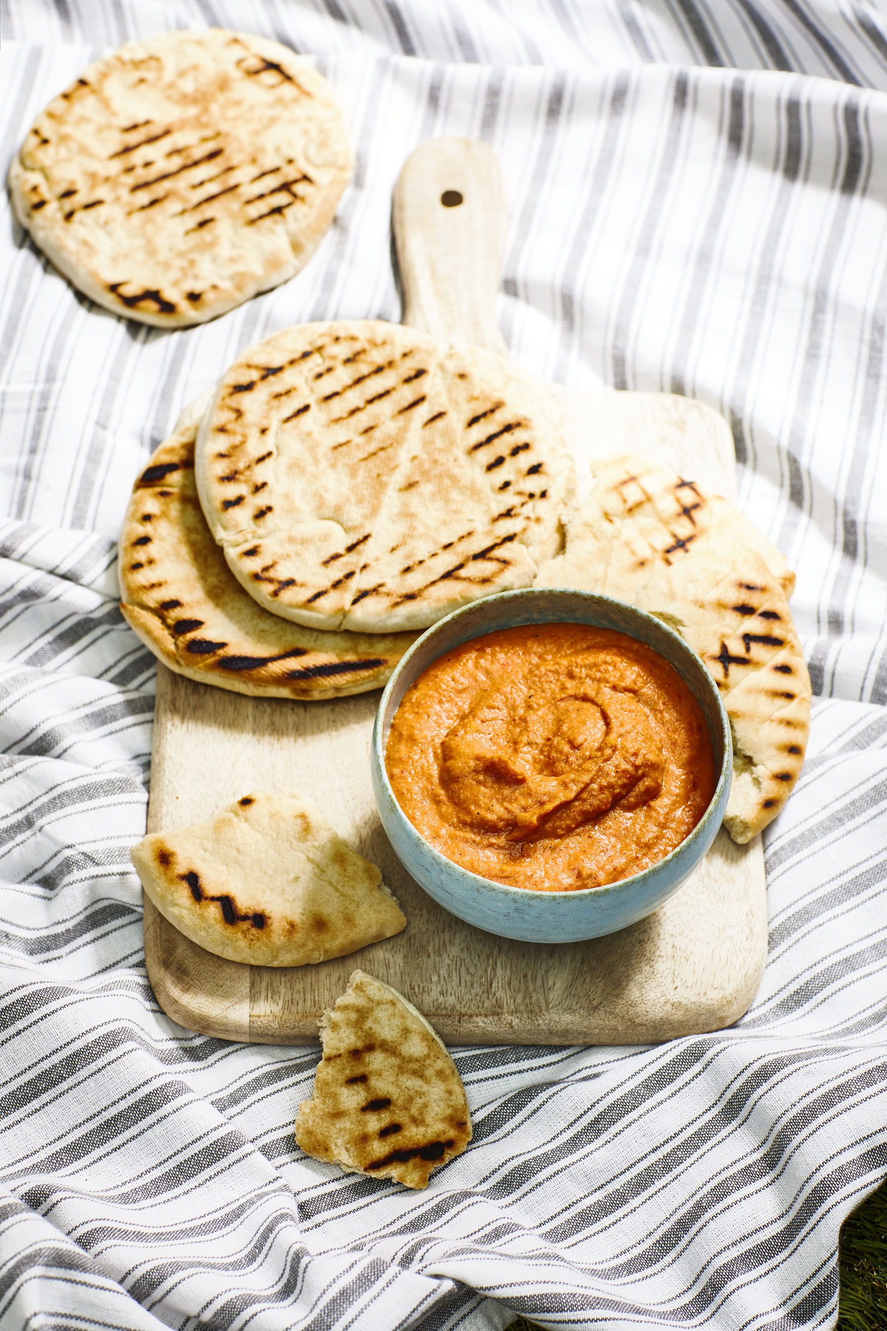 Kikkererwten-paprikadip met pitabrood