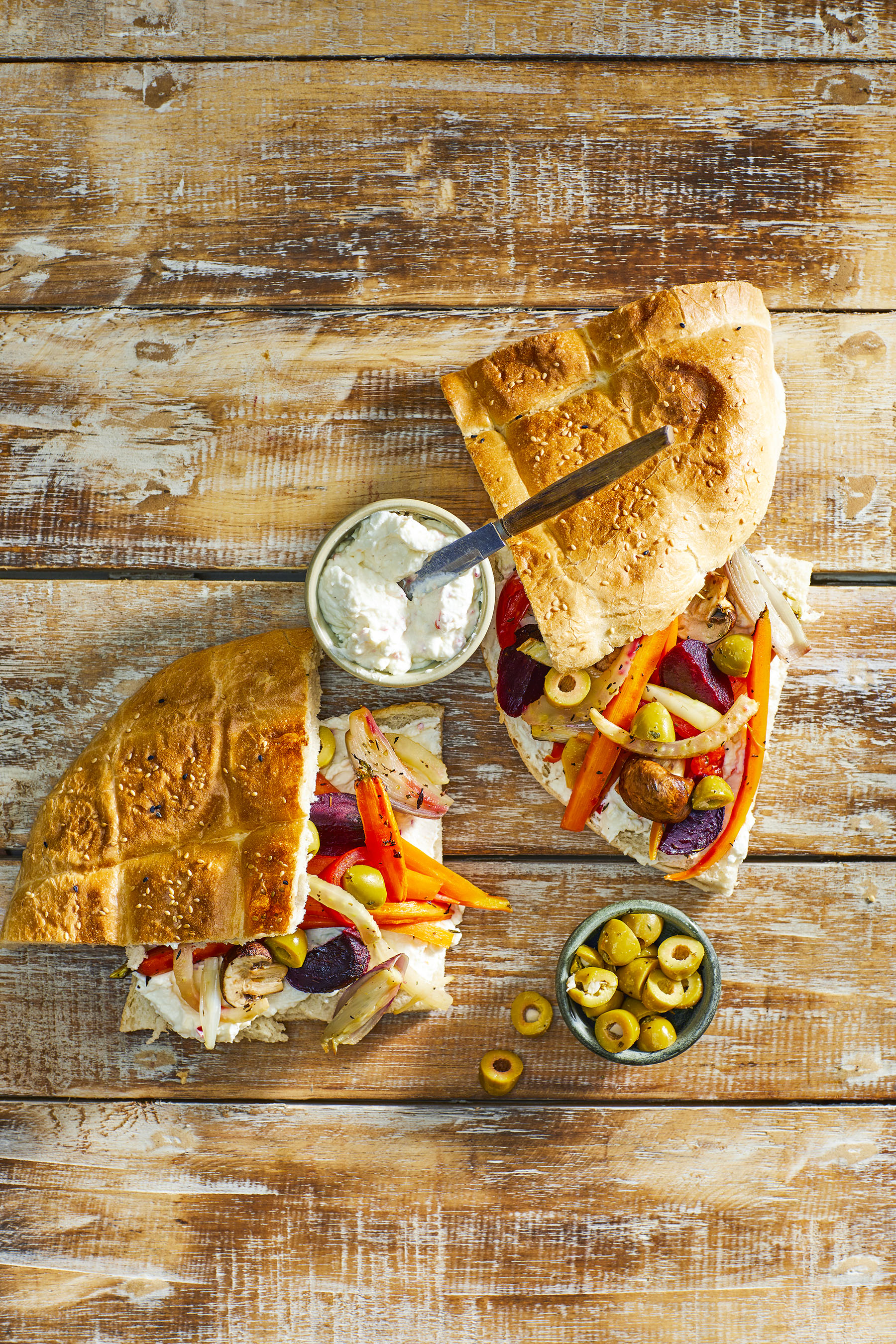 Pide met geroosterde groenten en fetaspread