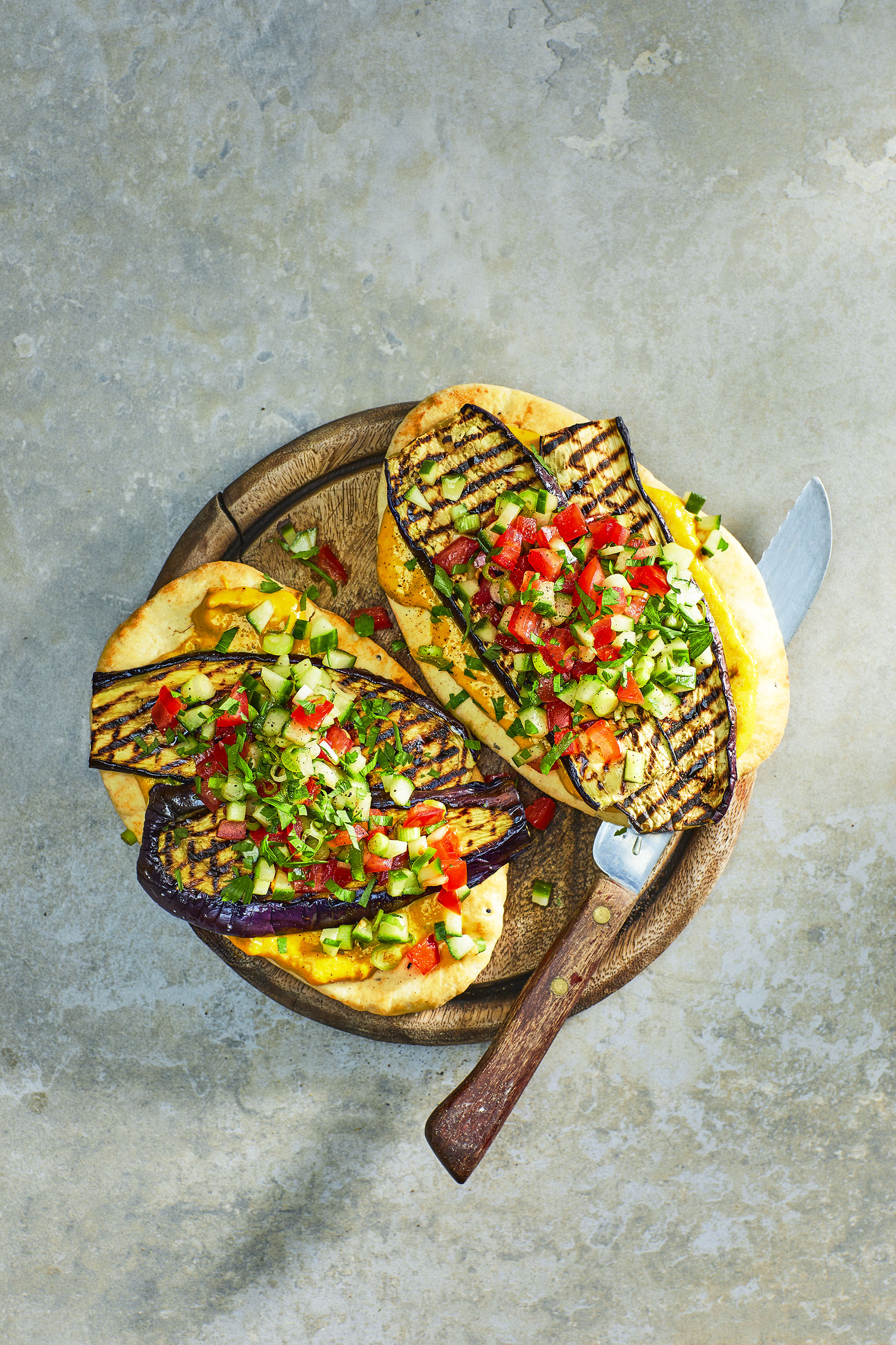 Naan met gegrilde aubergine en mango-sesamsaus