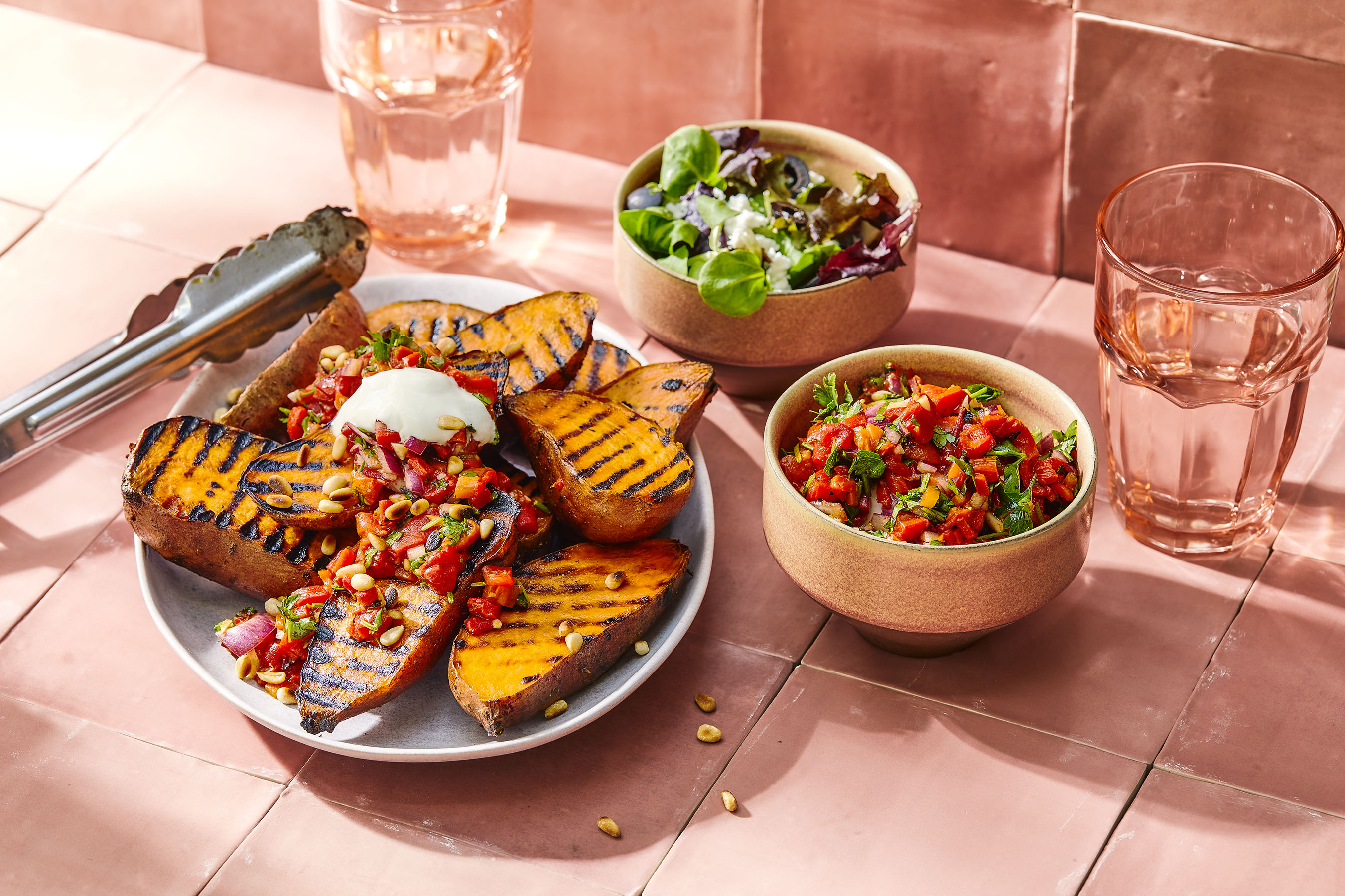 Gegrilde zoete aardappel met Mexicaanse paprikasalsa