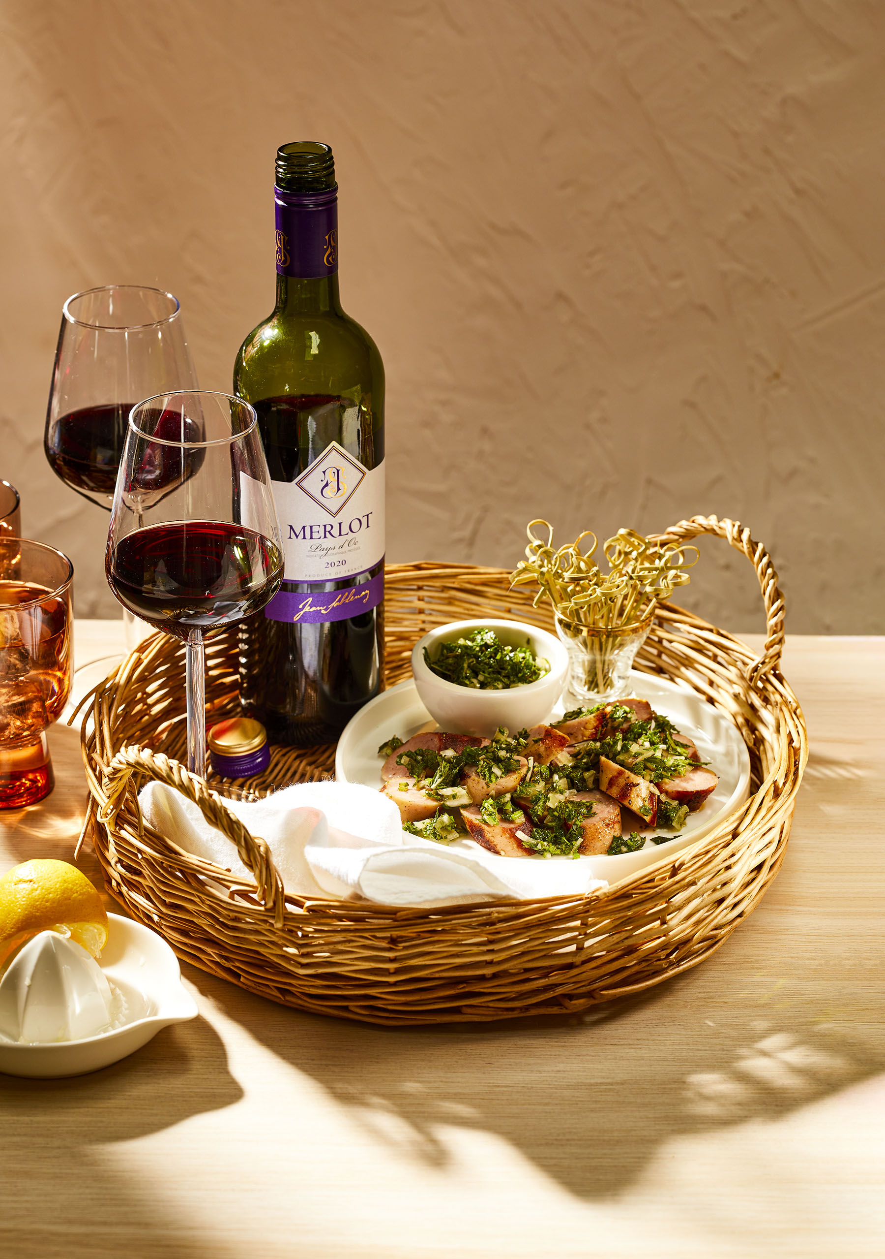 Gegrilde worstjes met gremolata-salsa