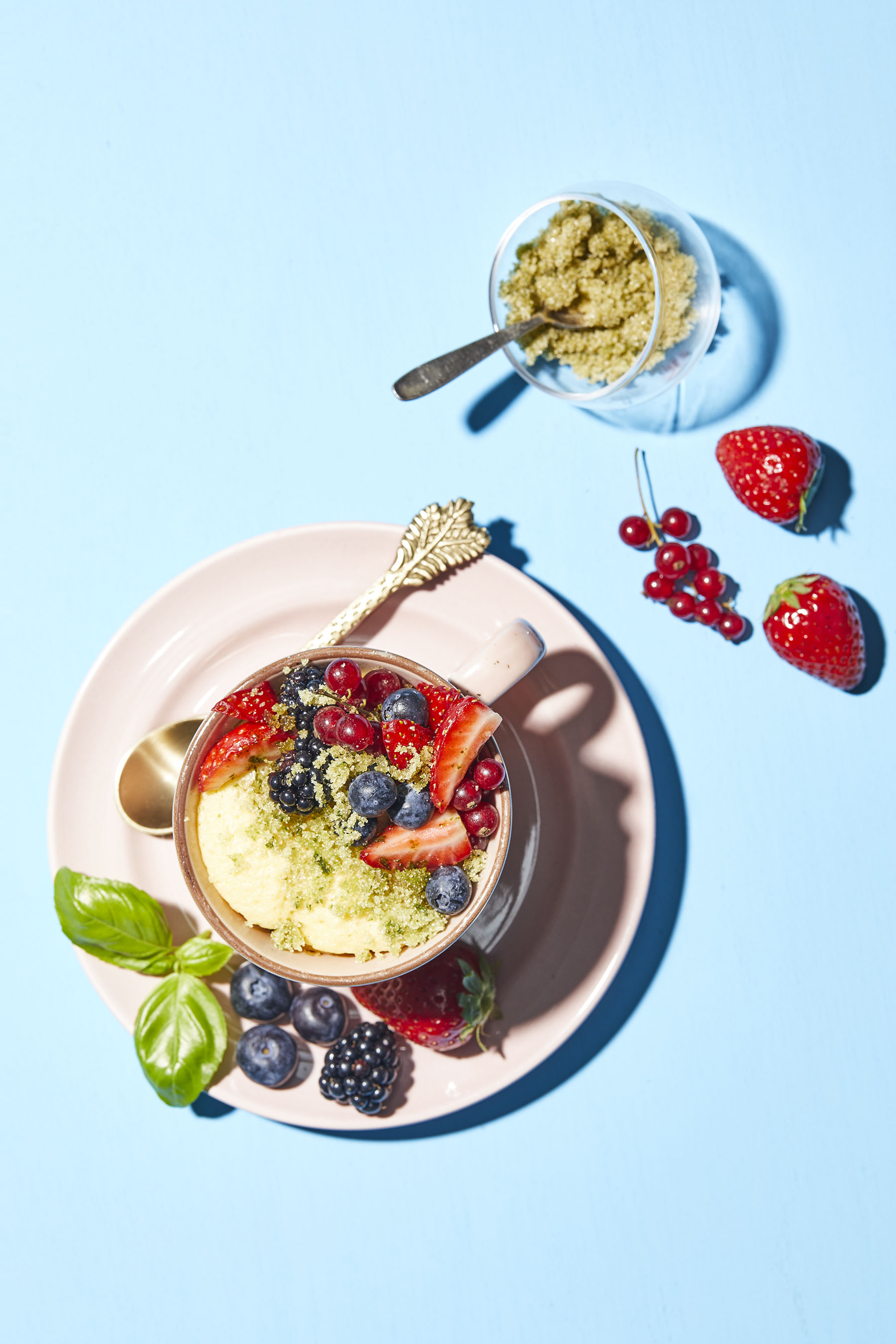 Mugcake met rood fruit en basilicumsuiker