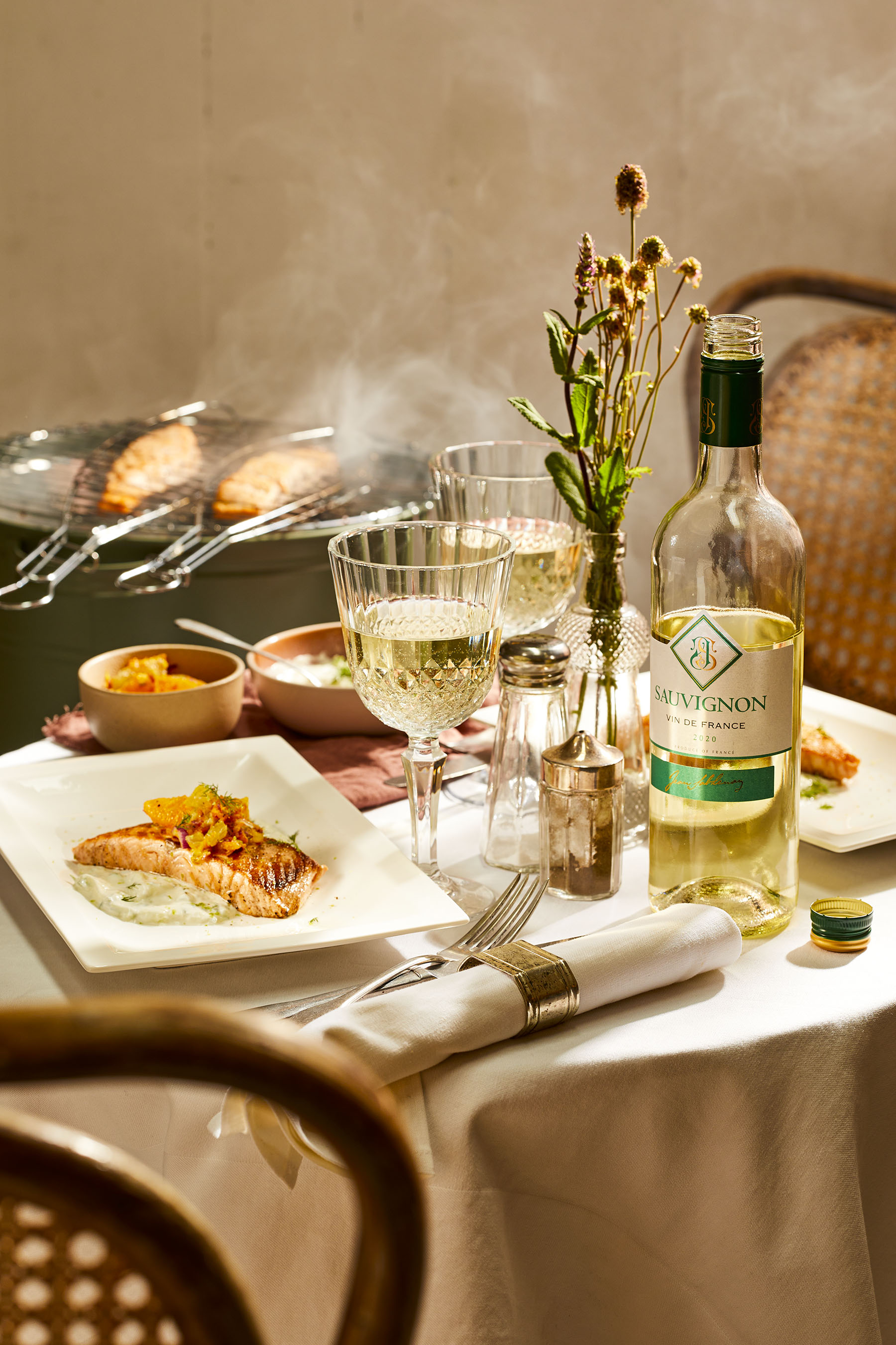 Gegrilde zalm met citrussalade en tzatziki