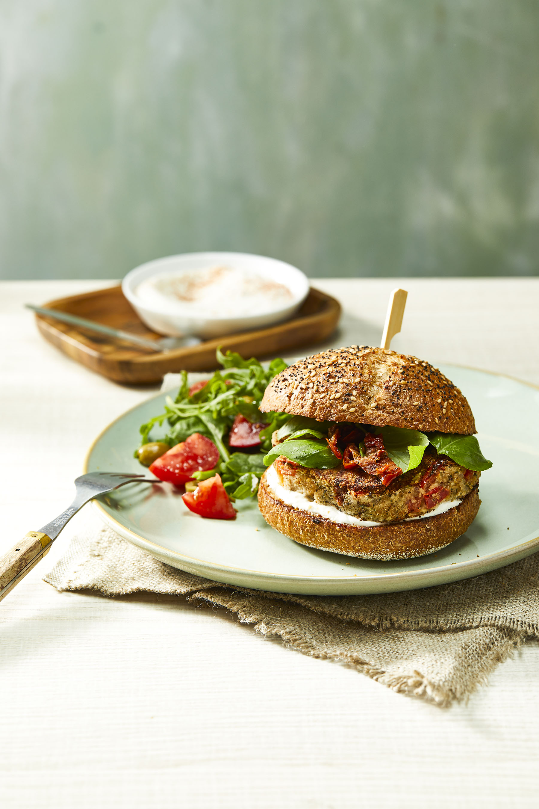 Paprikaburger met tomaat en bonen