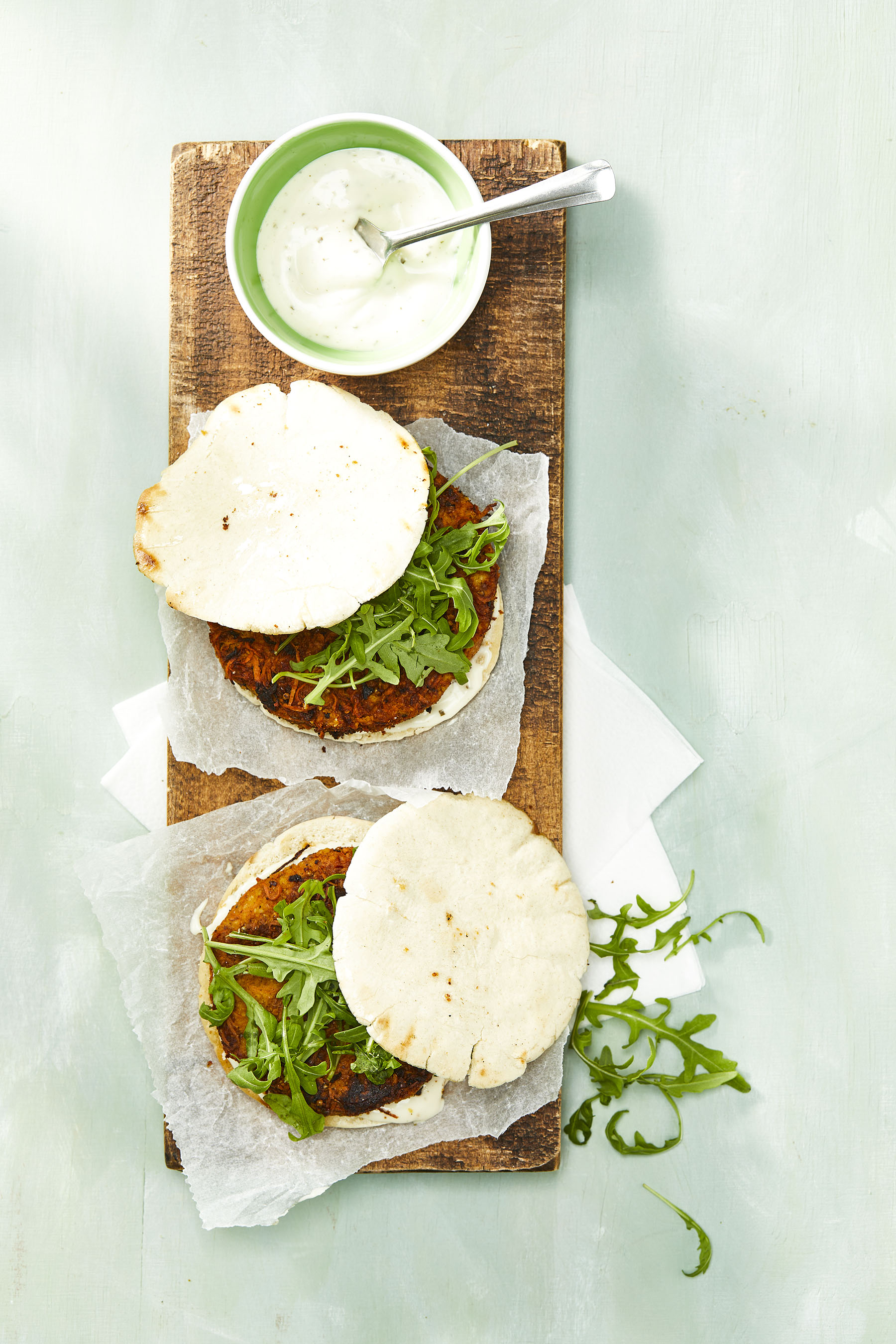 Wortelburger met amandel en kikkererwten