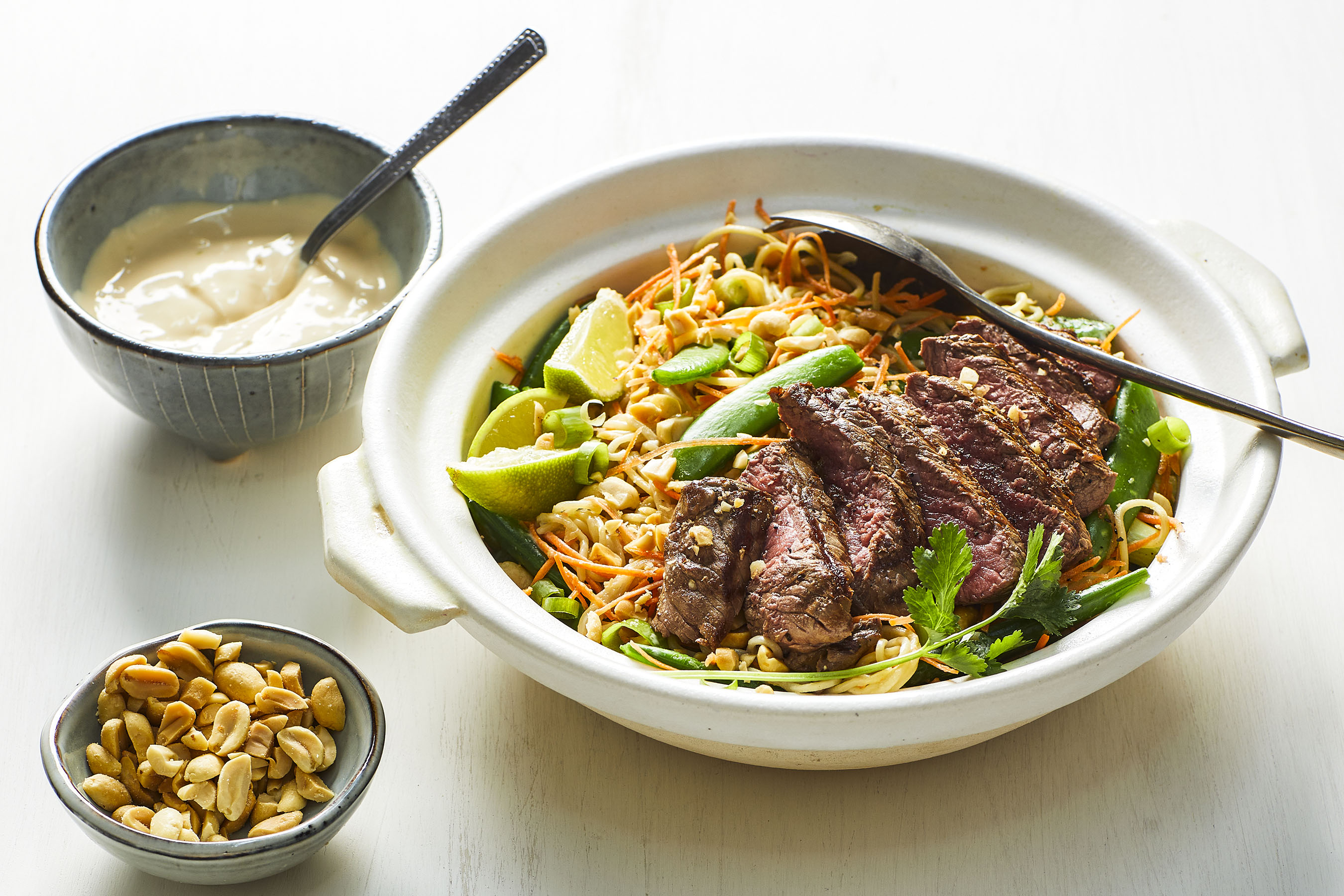 Noedelsalade met biefstukreepjes en sesamdressing