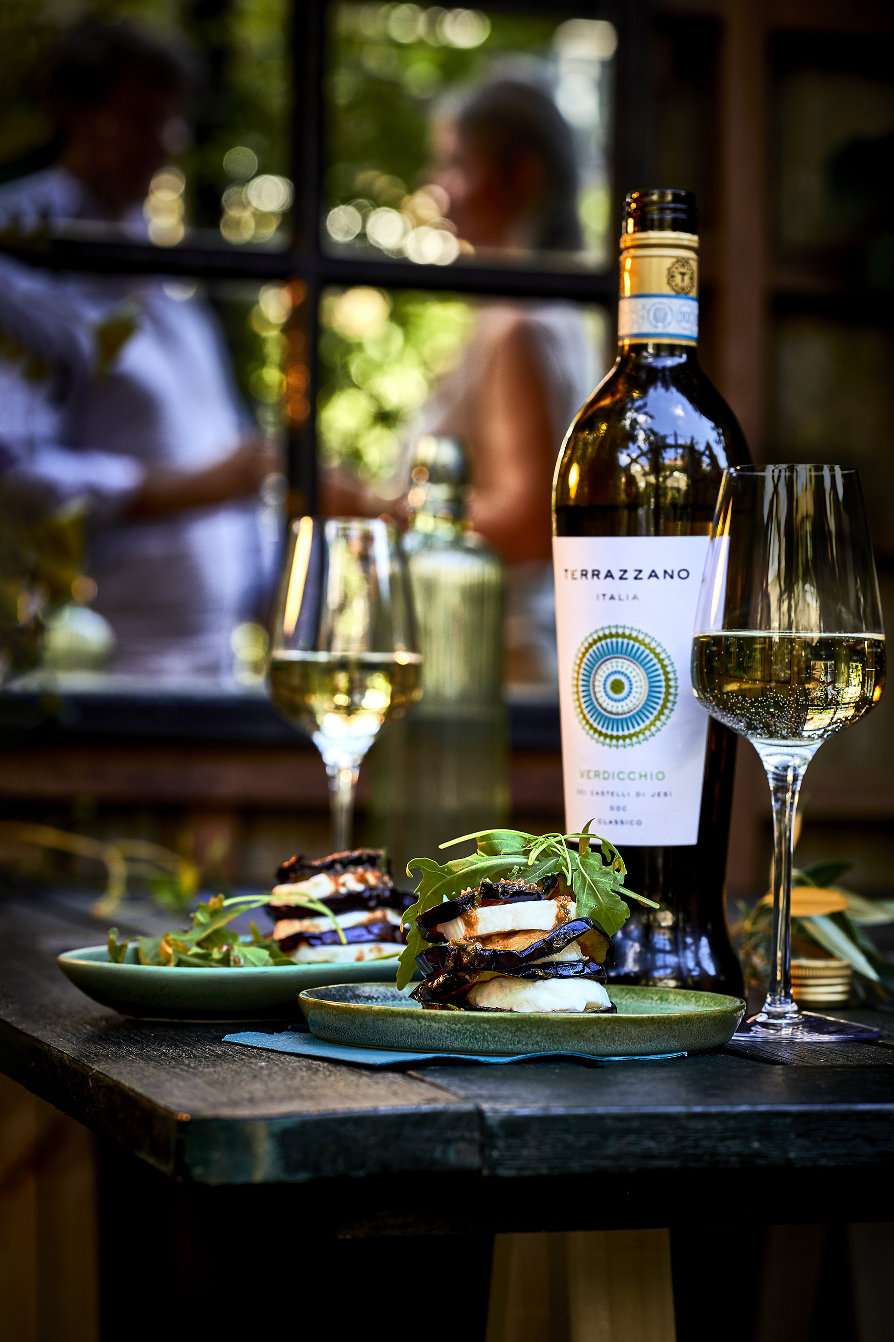 Gestapelde salade van mozzarella en gefrituurde aubergine