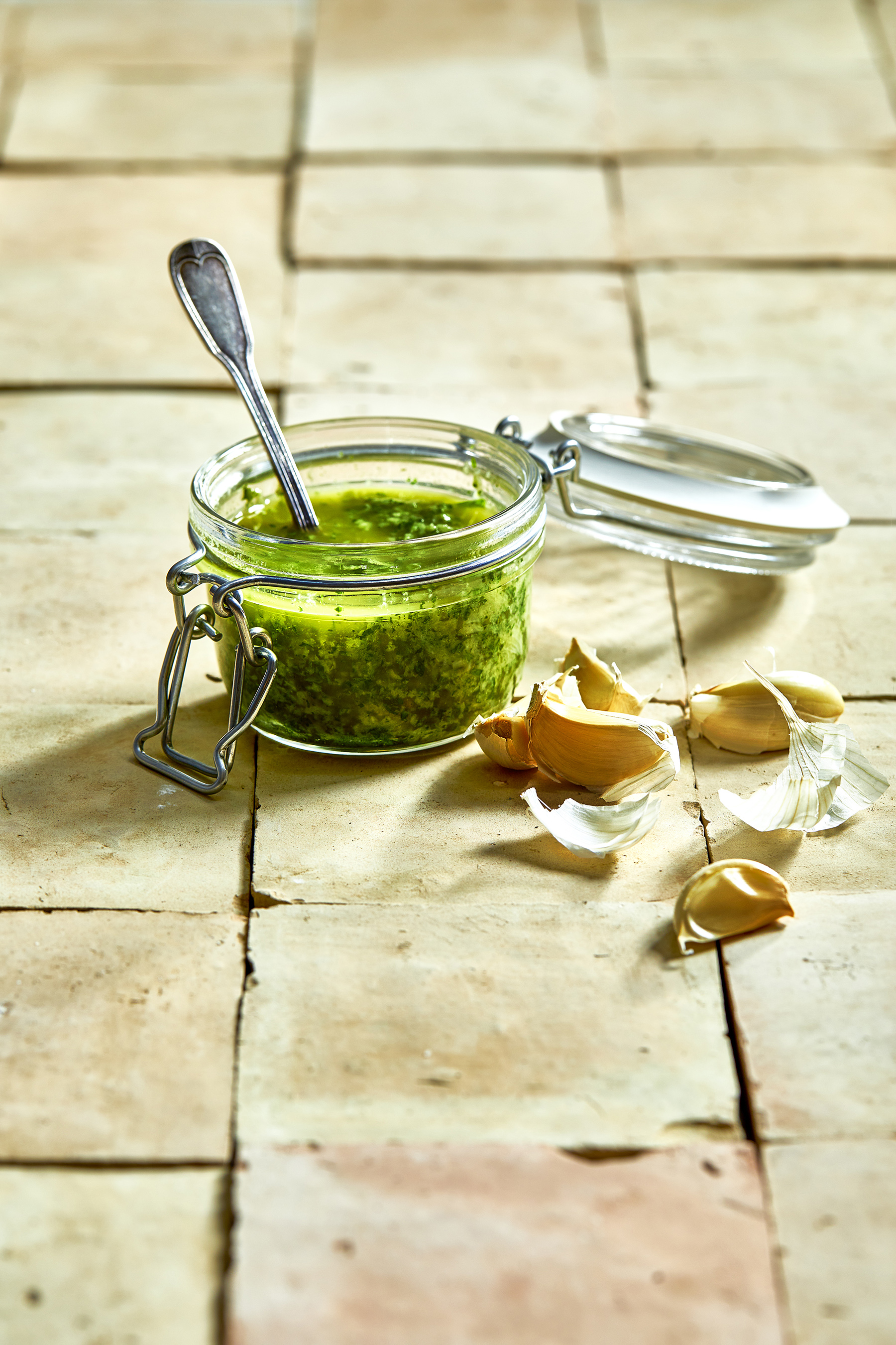 Gepofte-knoflooksaus met peterselie en citroen