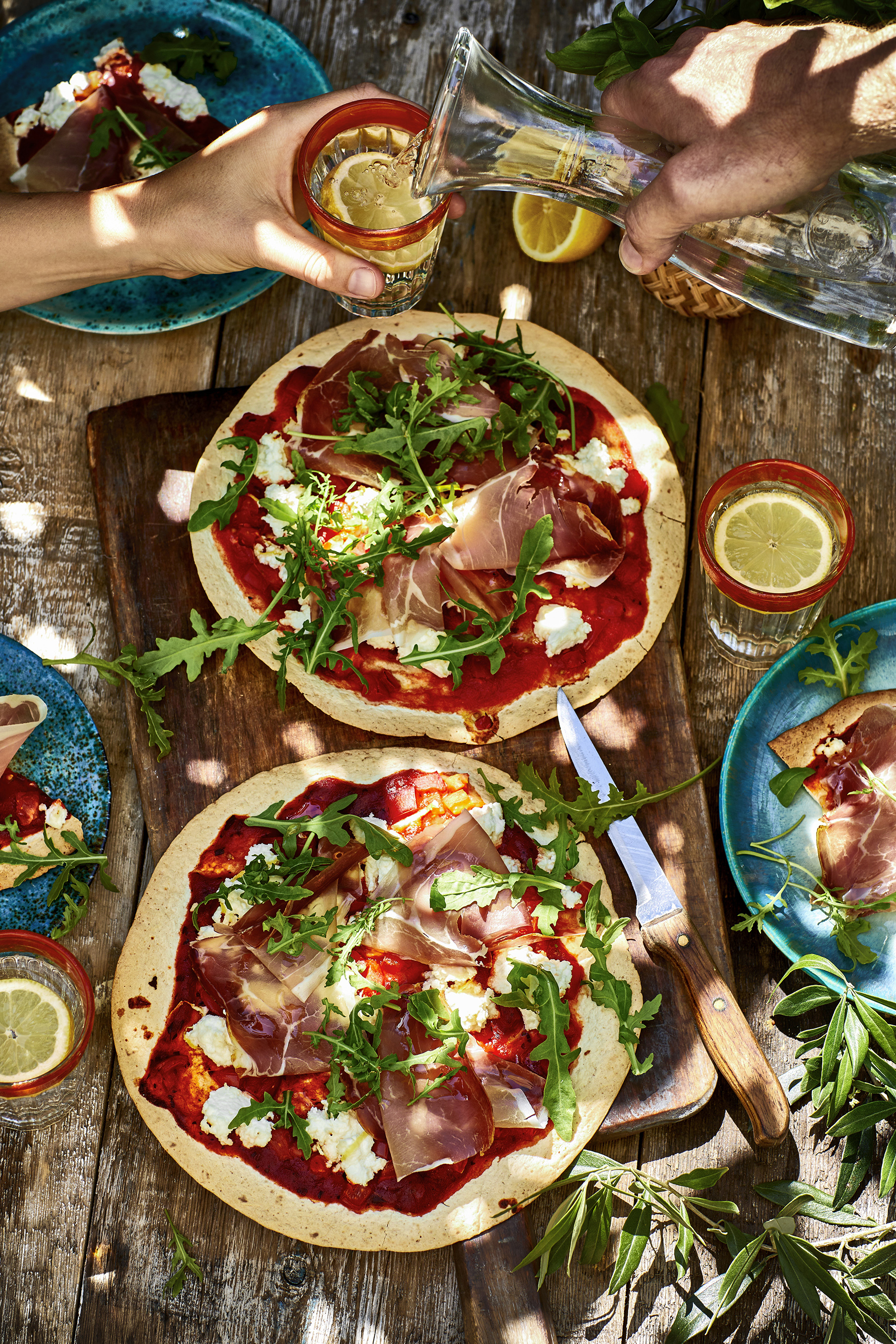 Platbroodpizza met rauwe ham en ricotta
