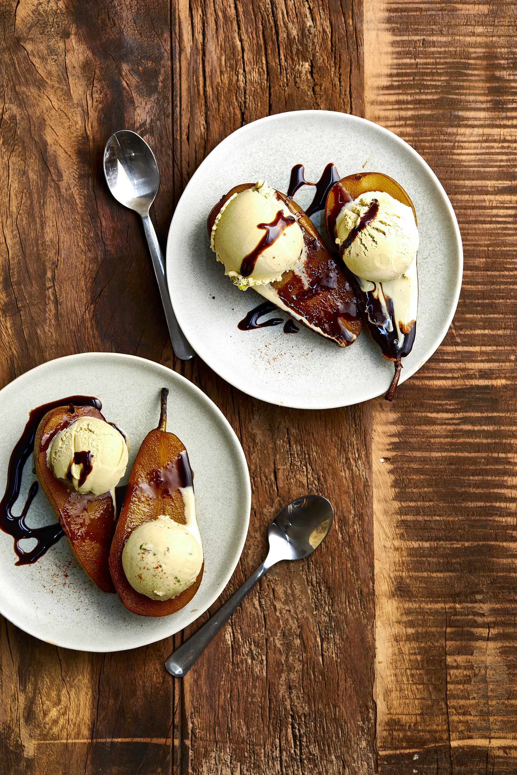 Espressopeertjes met pistache-ijs en chocoladesaus