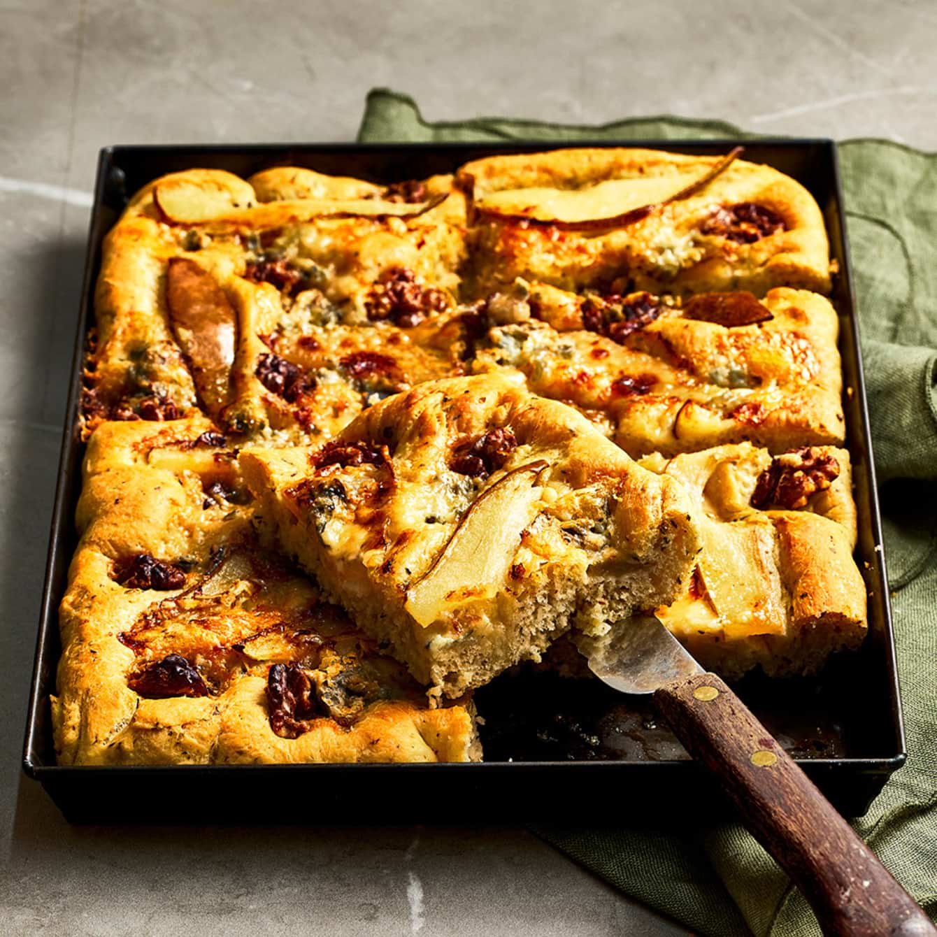 Kruidenfocaccia met peer, walnoten en gorgonzola