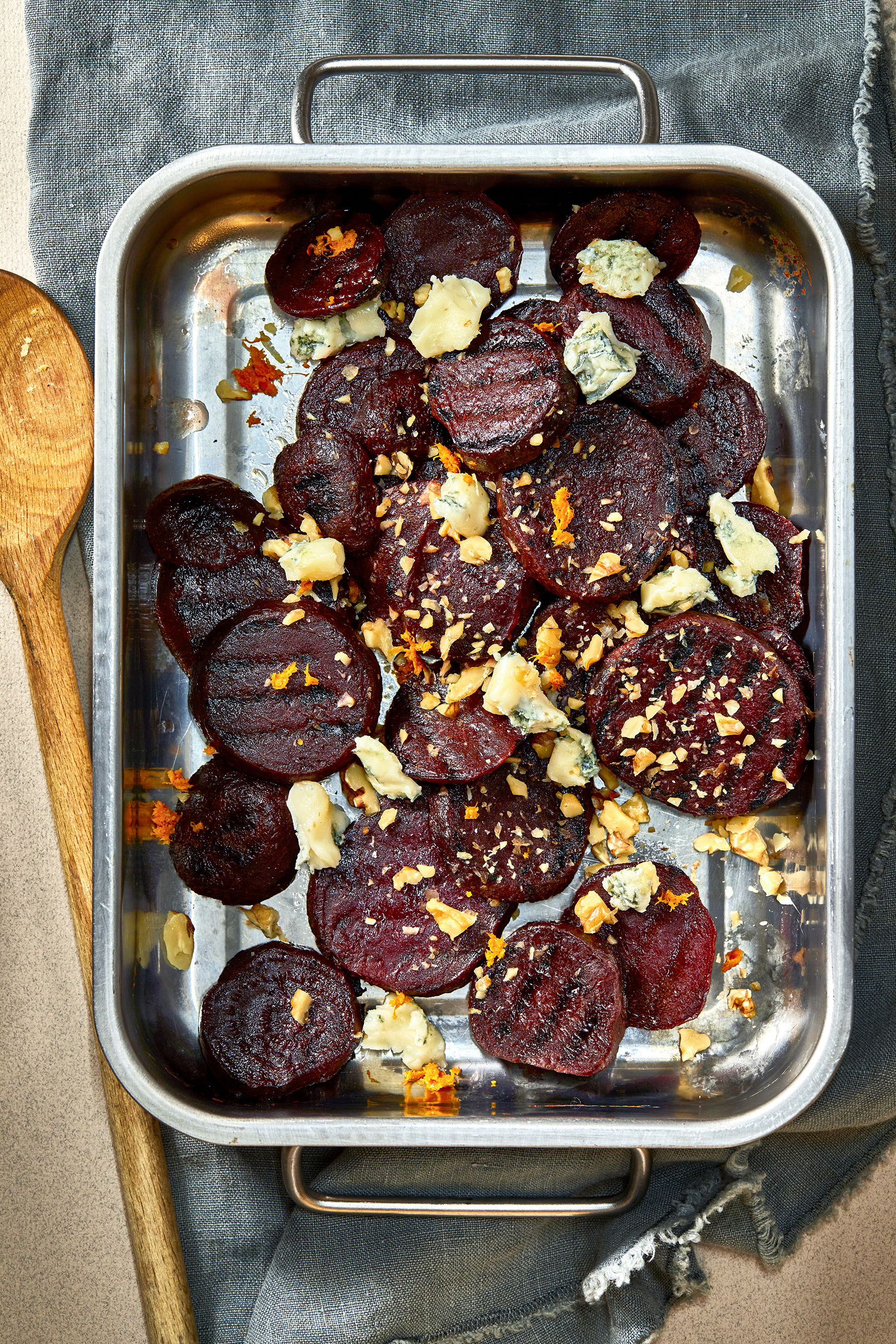 Gegrilde biet met gorgonzola en walnoten