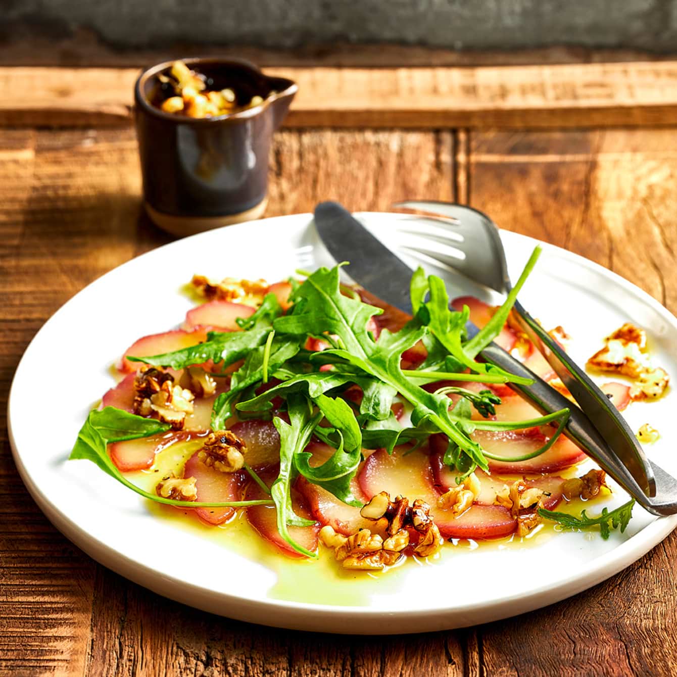 Carpaccio van stoofpeertjes met notendressing