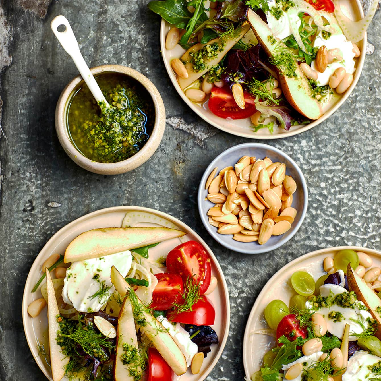 Italiaanse salade met peer, mozzarella en pestodressing