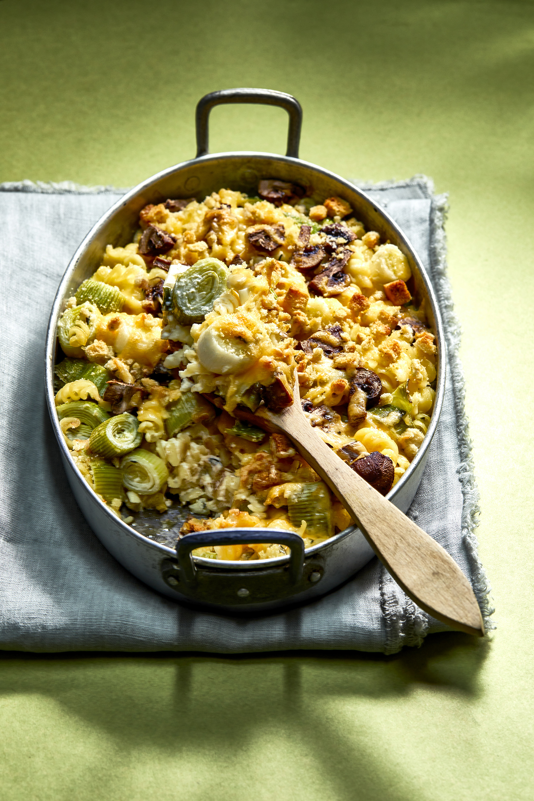 Pastaschotel met prei en paddenstoelen