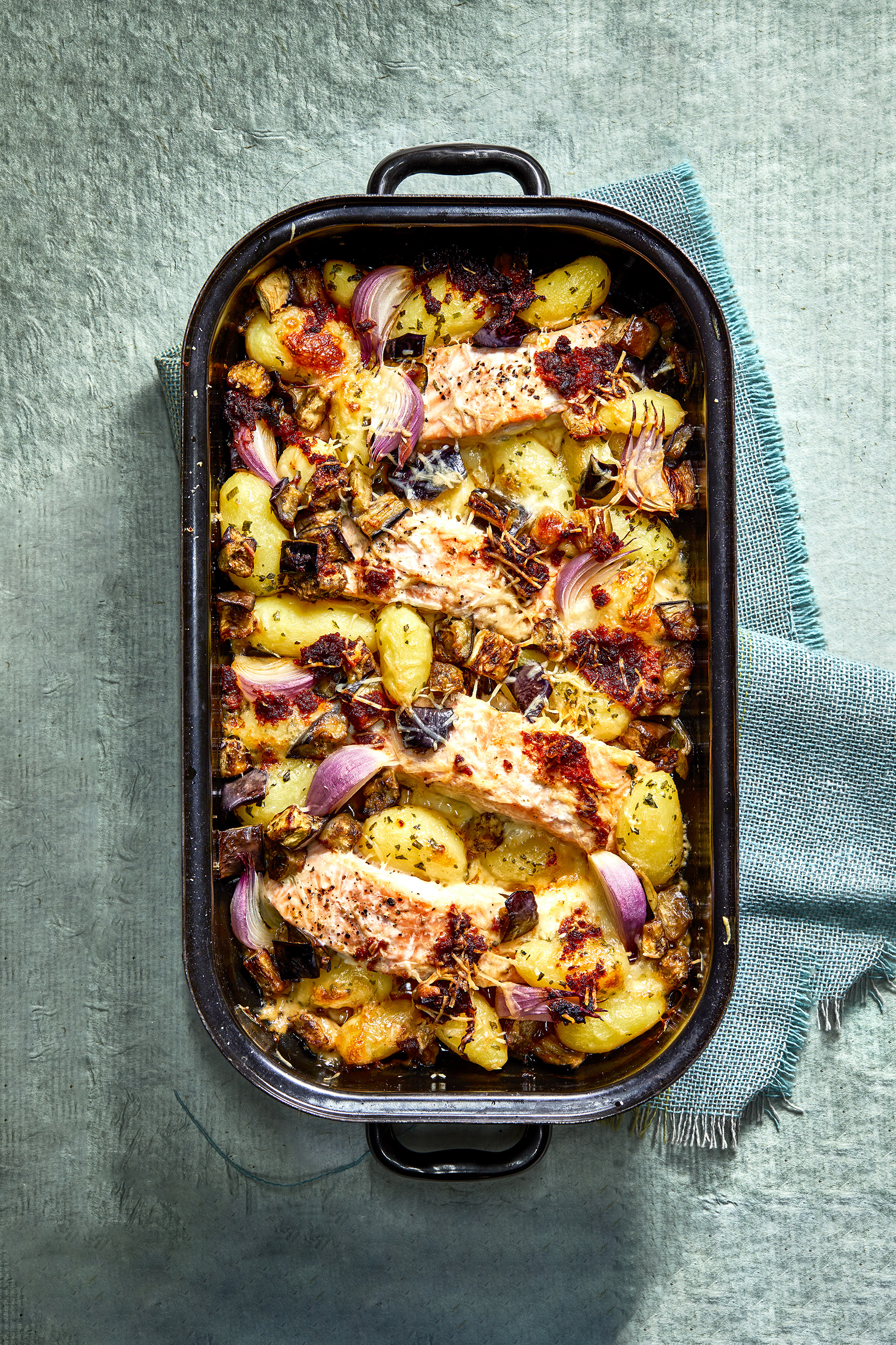 Zalm met kruidenkrieltjes, aubergine en rode ui