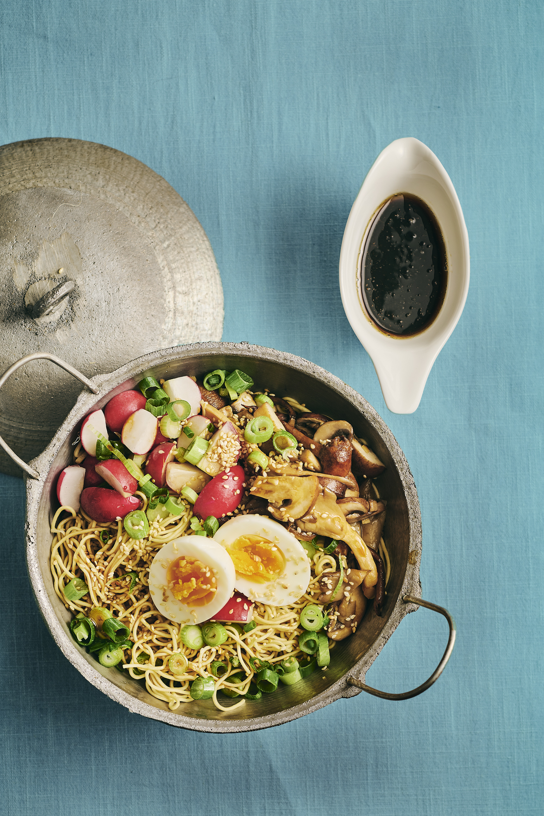 Noedelbowl met paddenstoelen