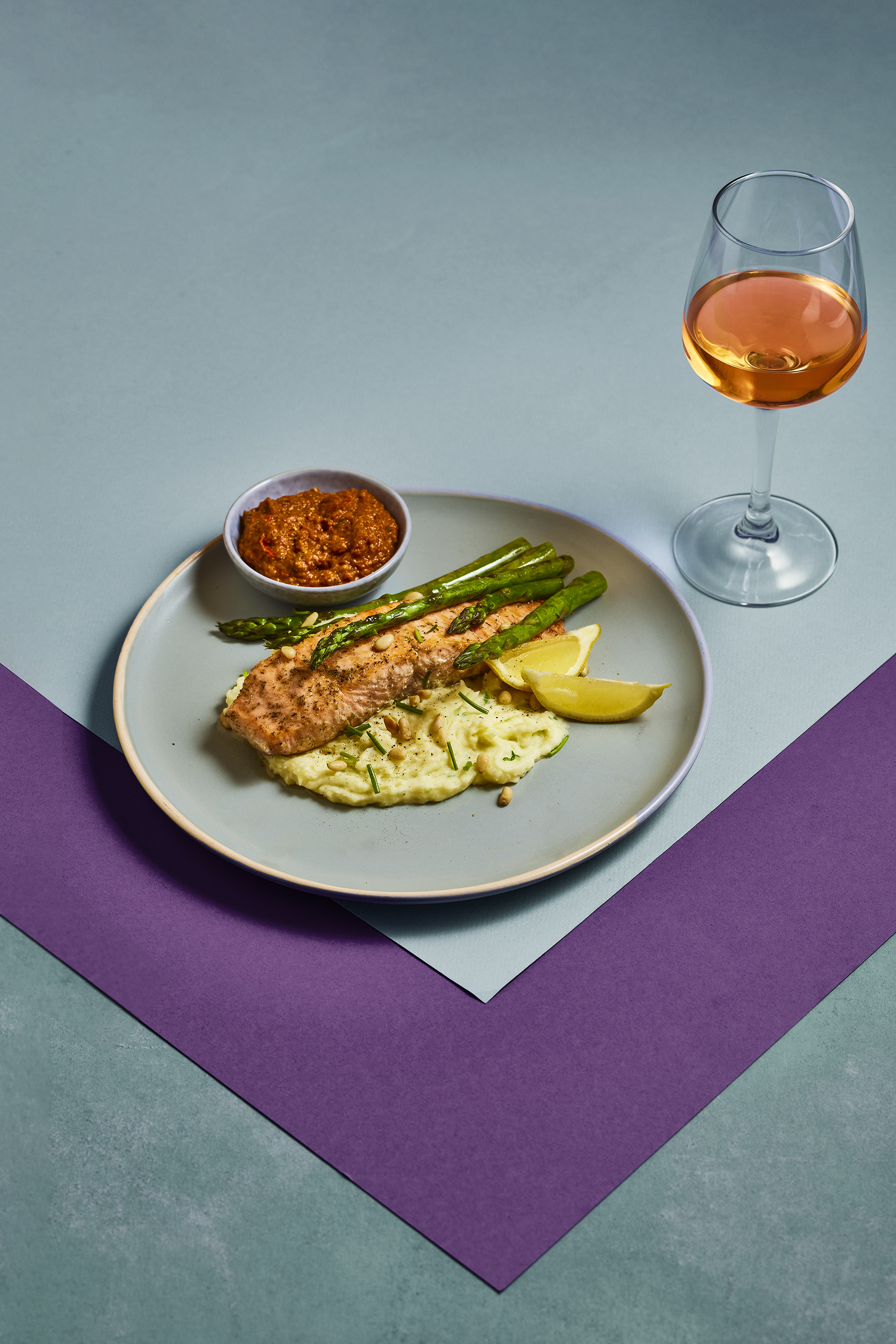 Zalm met creamy mashed potatoes en paprika-tomatenpesto