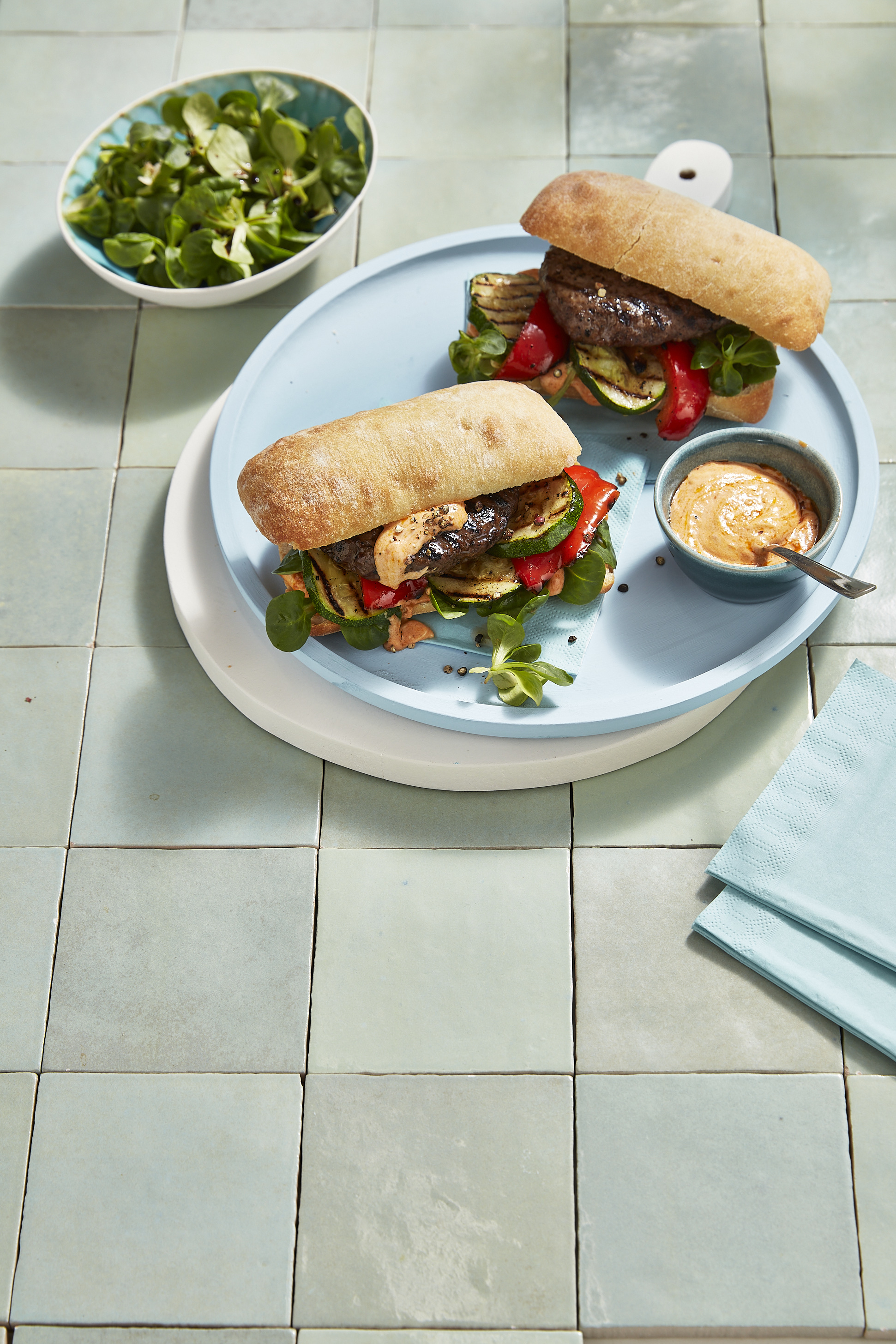 Burger met gegrilde groenten