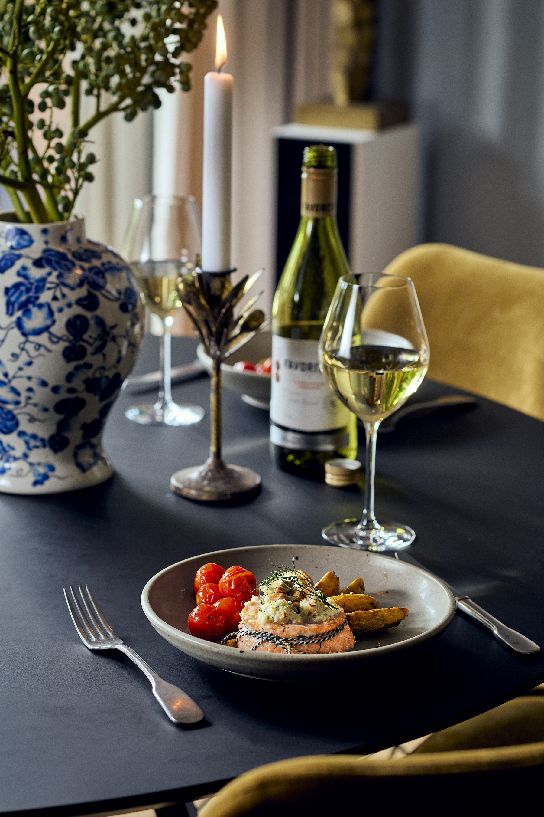 Gevulde zalmrolletjes met kruidenkrieltjes en gepofte tomaatjes