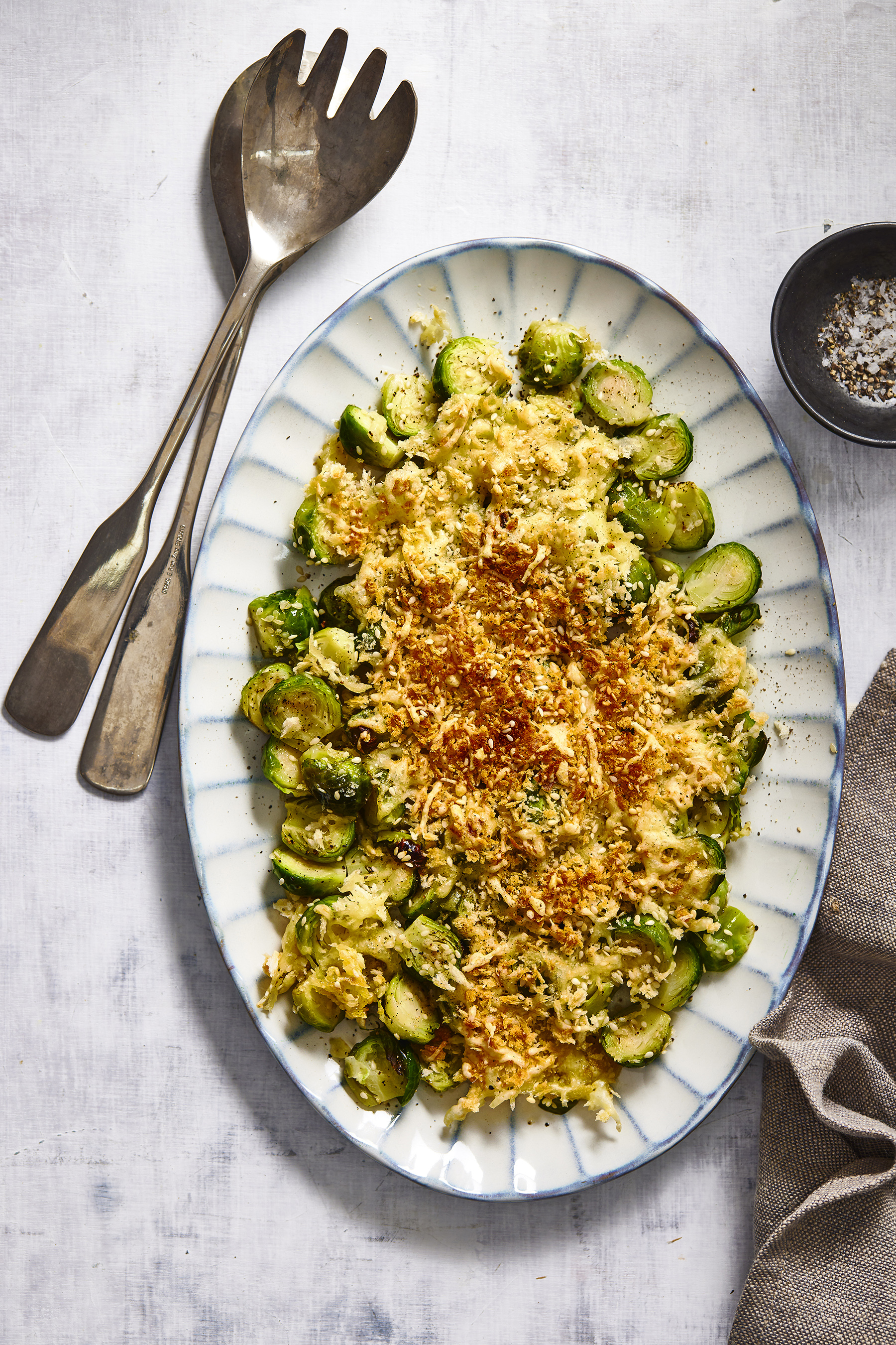 Krokante spruitjes met sesam en kruidnagelkaas