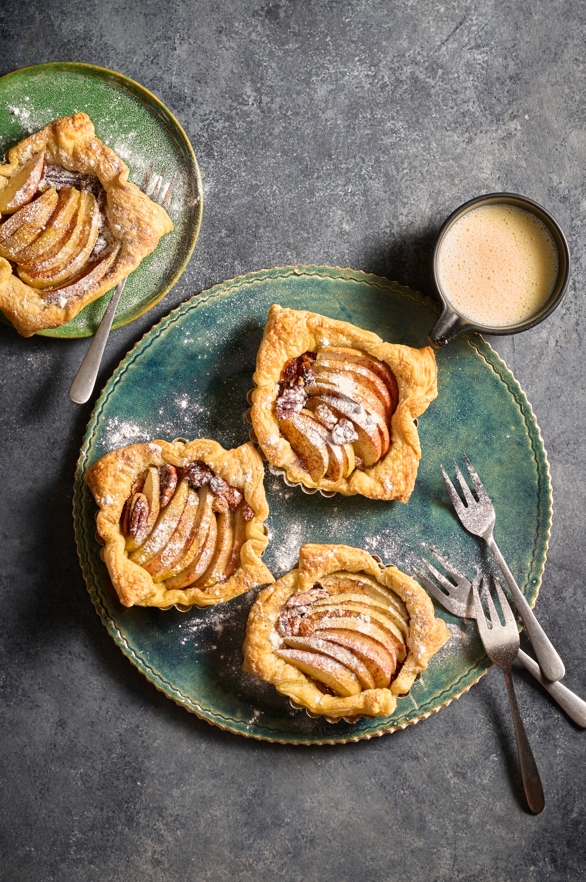 Appel-pecantaartjes met vanillesaus