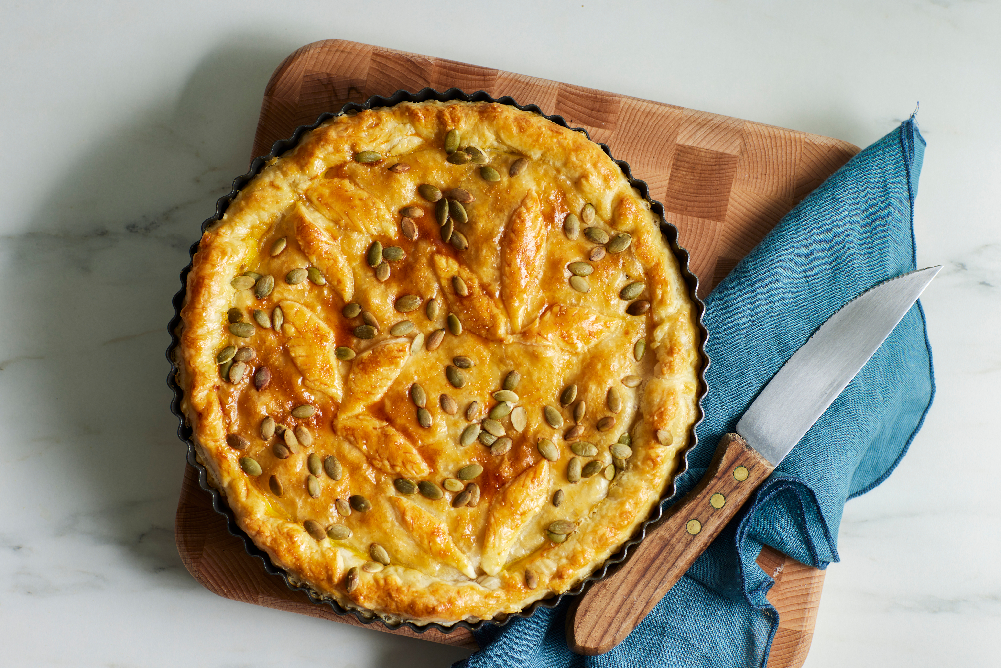 Bladerdeegtaart met geroosterde pompoen, sjalot en feta