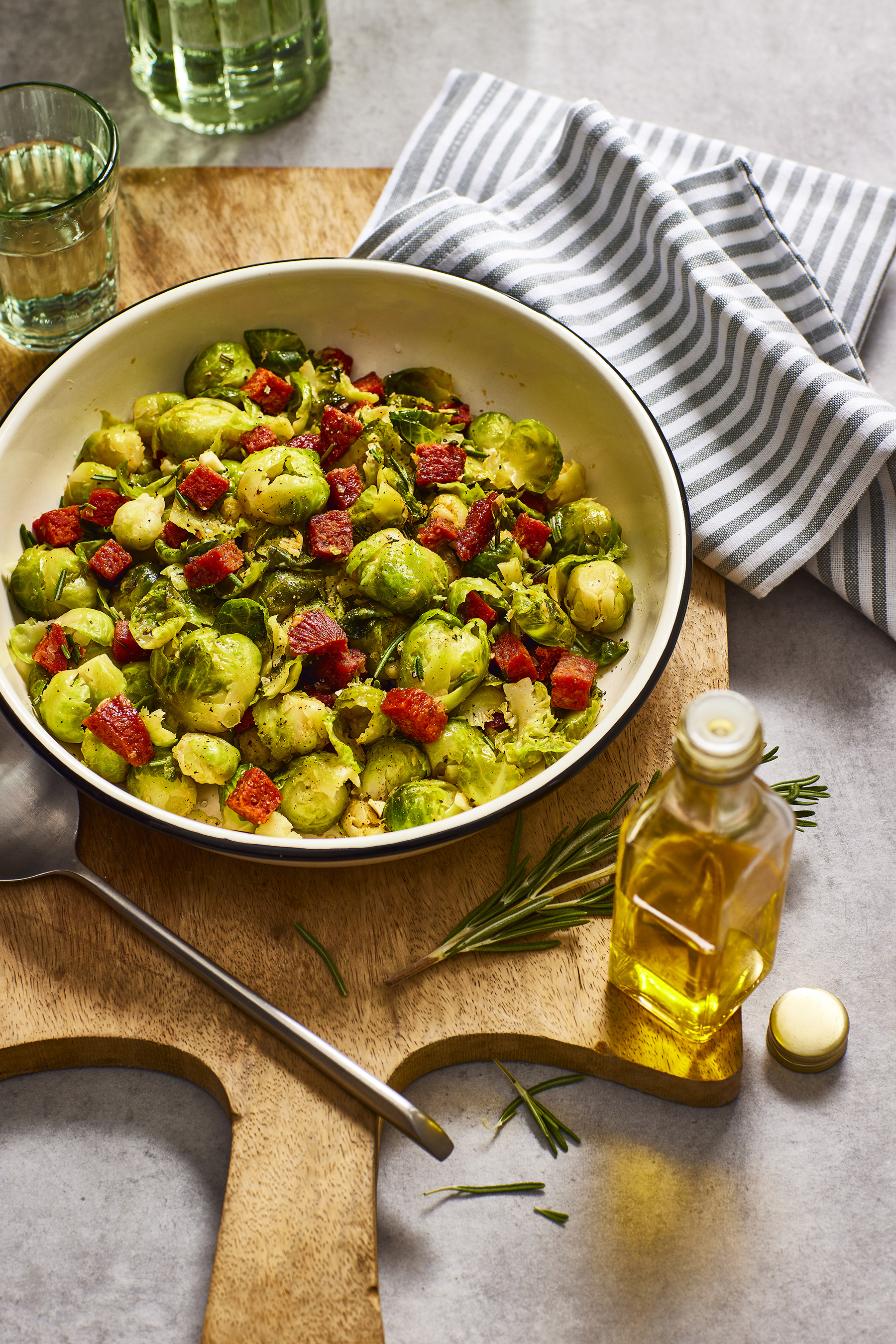 Gekneusde spruitjes met chorizo en rozemarijn