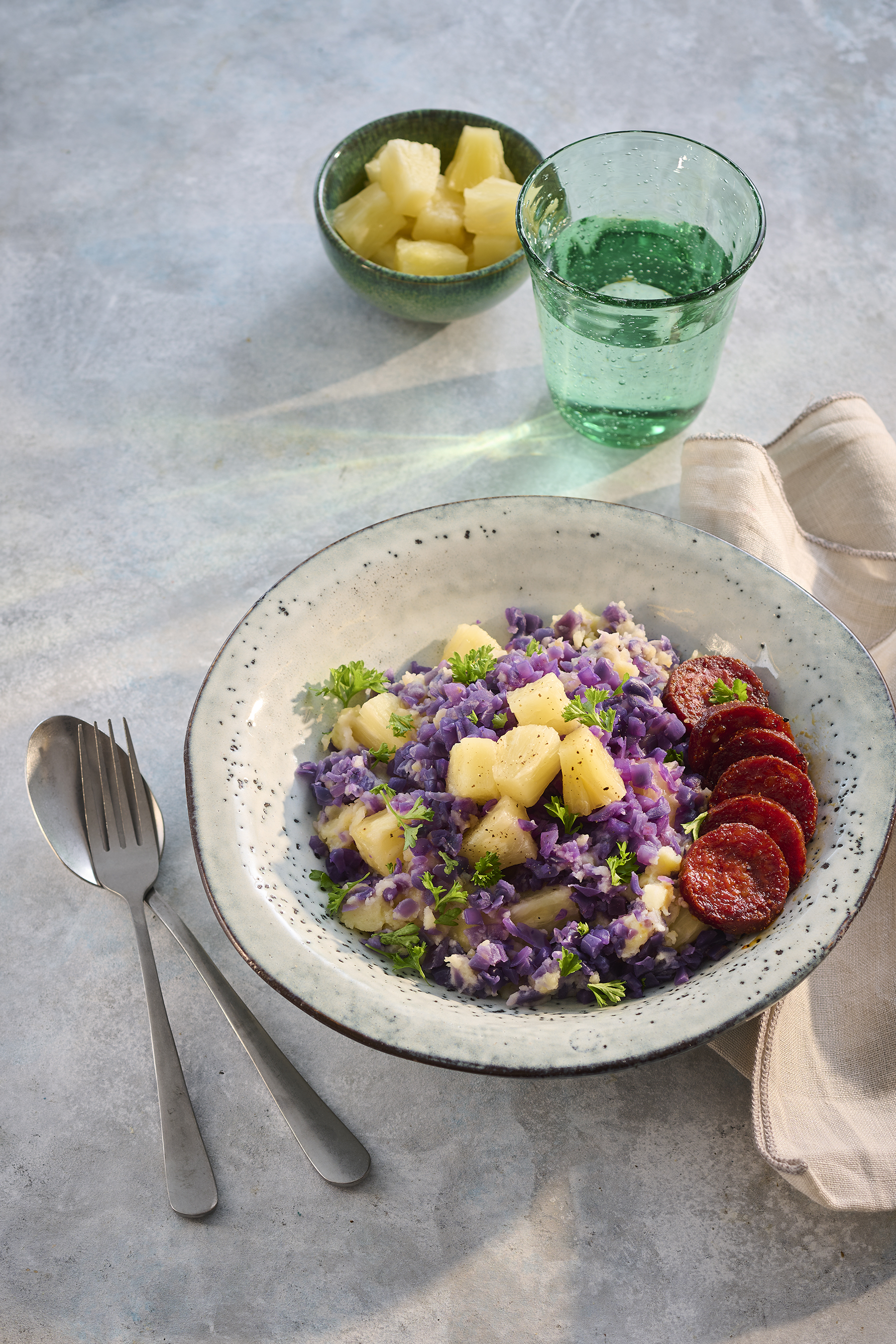 Rodekoolstamppot met ananas en chorizo