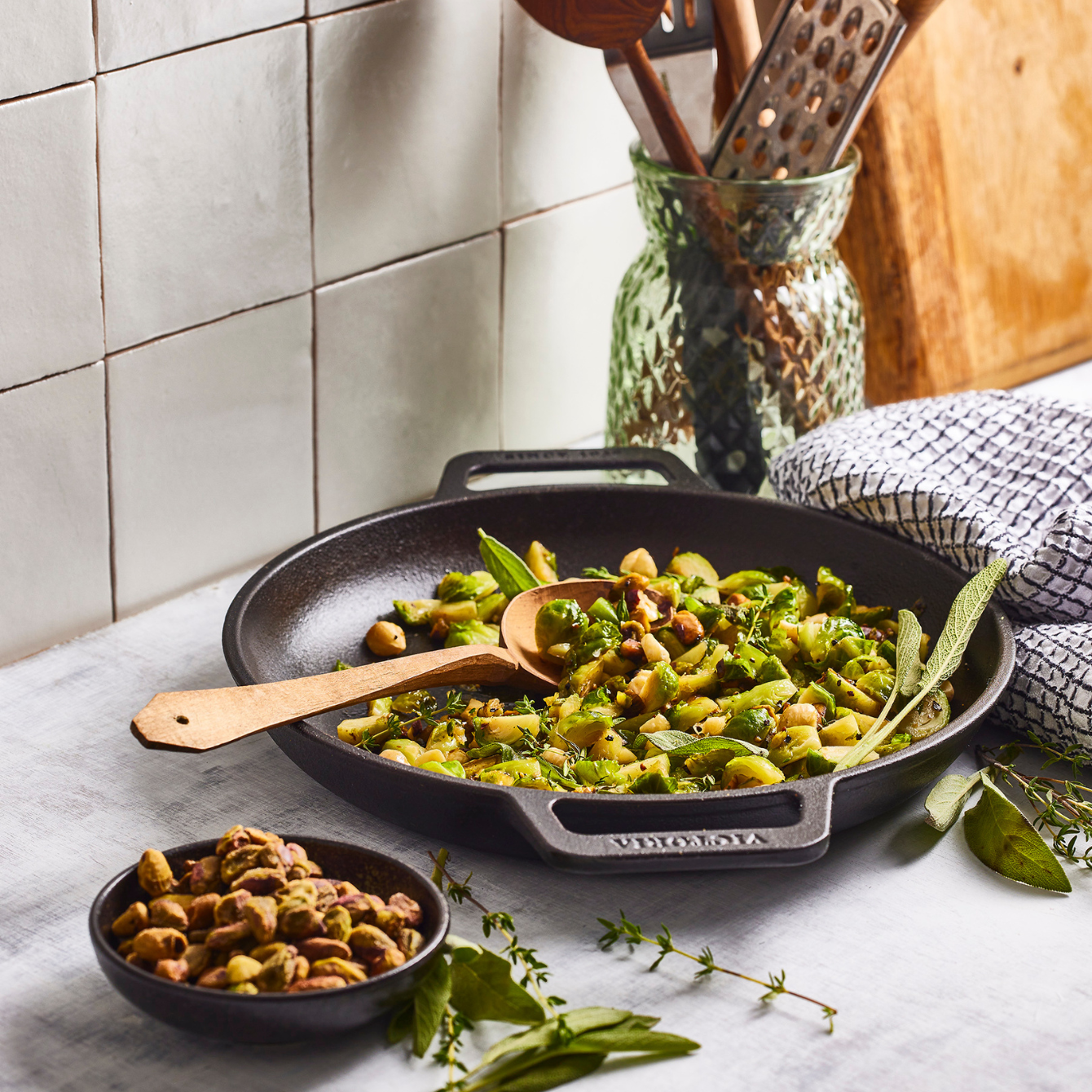 Roerbak­spruitjes met noten