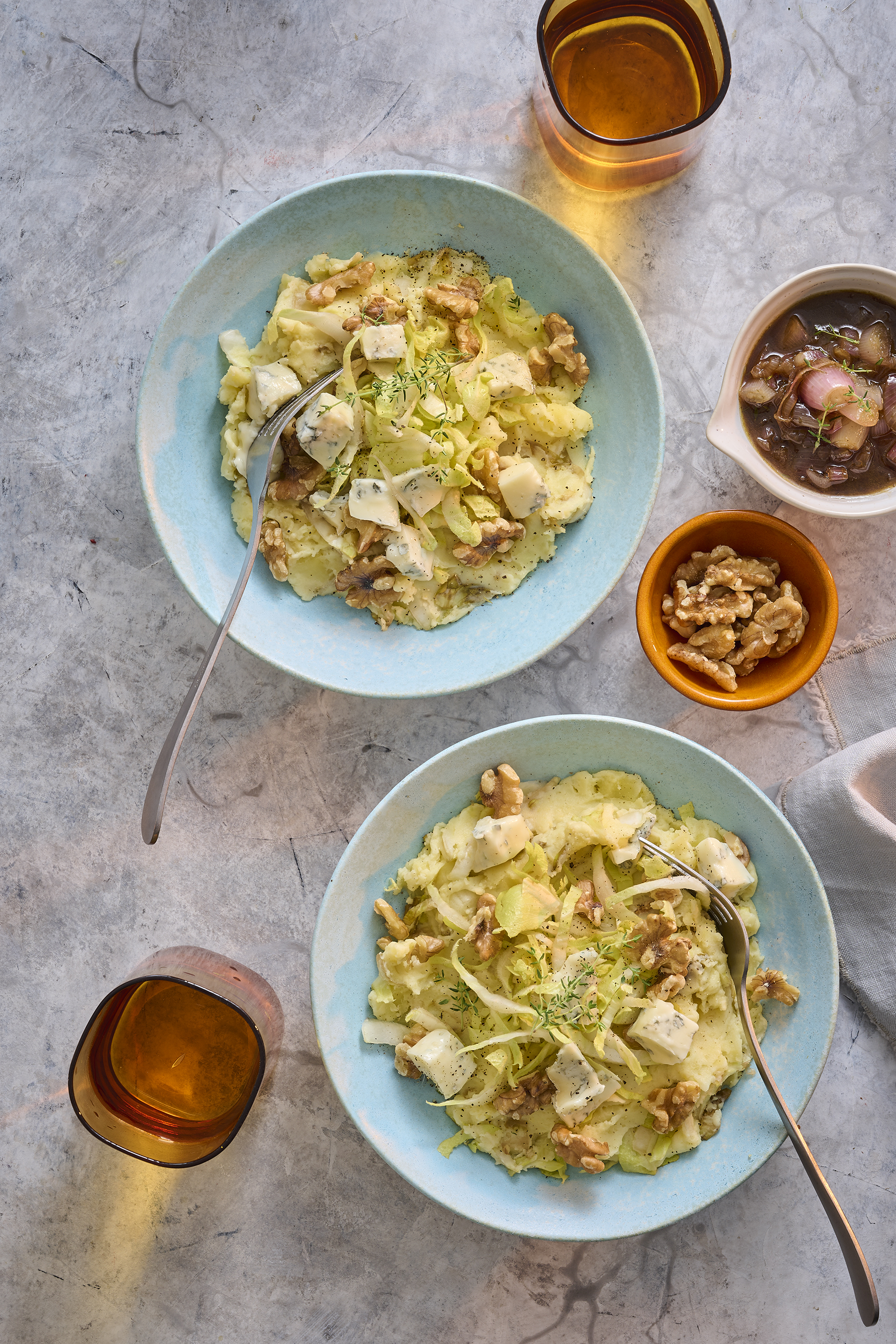 Witlofstamppot met blauwe kaas en walnoten