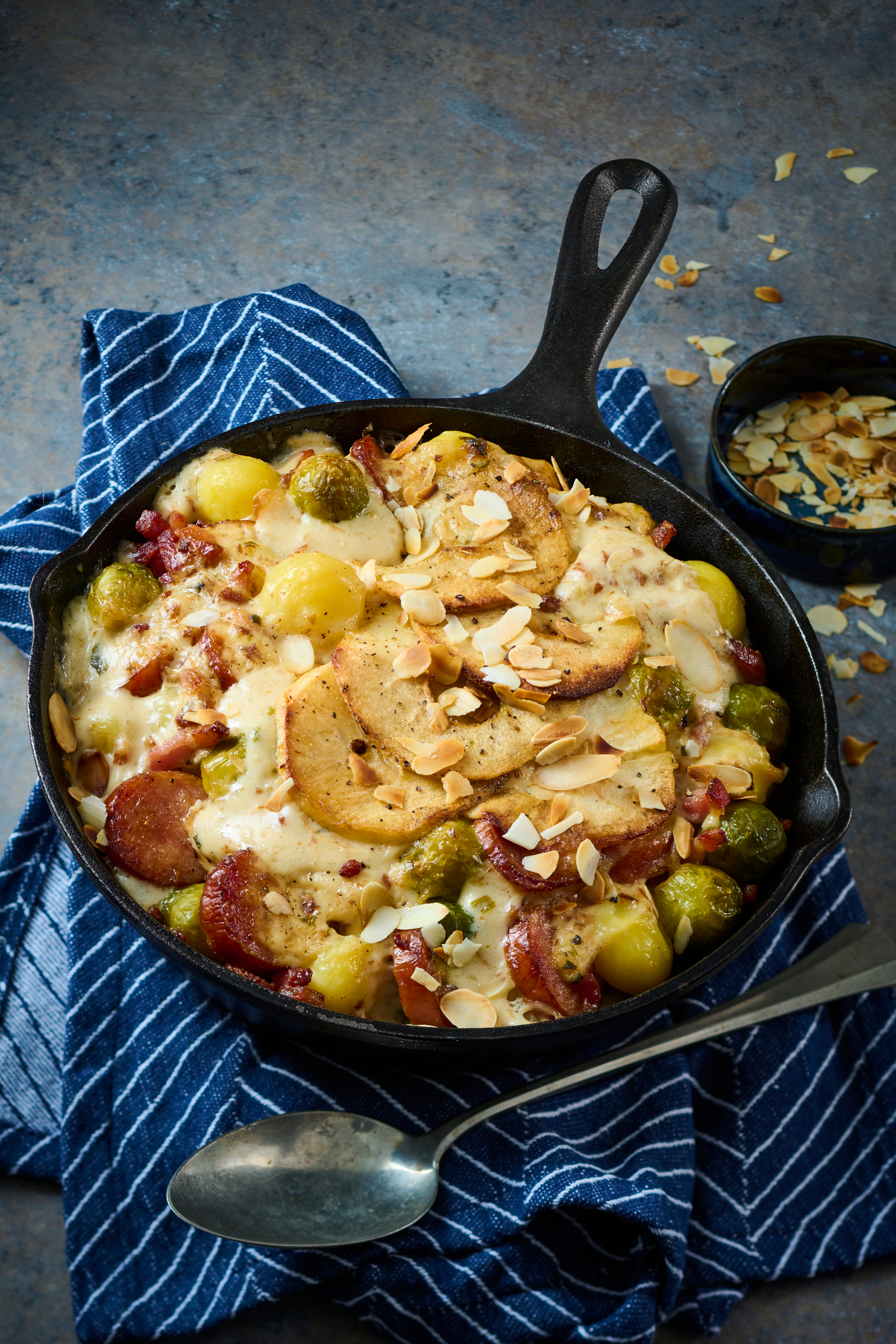 Spruitjesschotel met rookworst, spekjes en appel