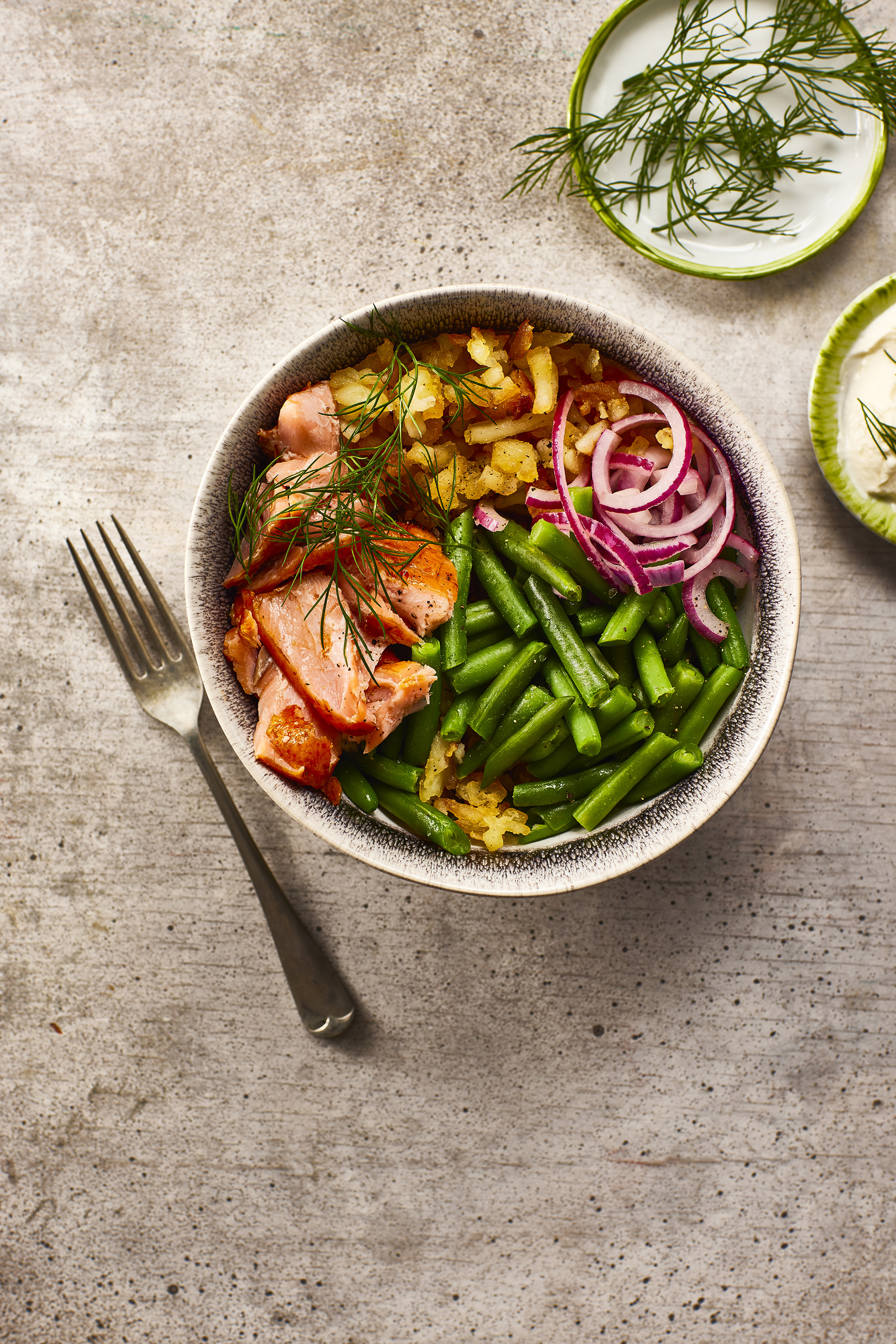 Rösti-bowl met warmgerookte zalm en sperziebonen
