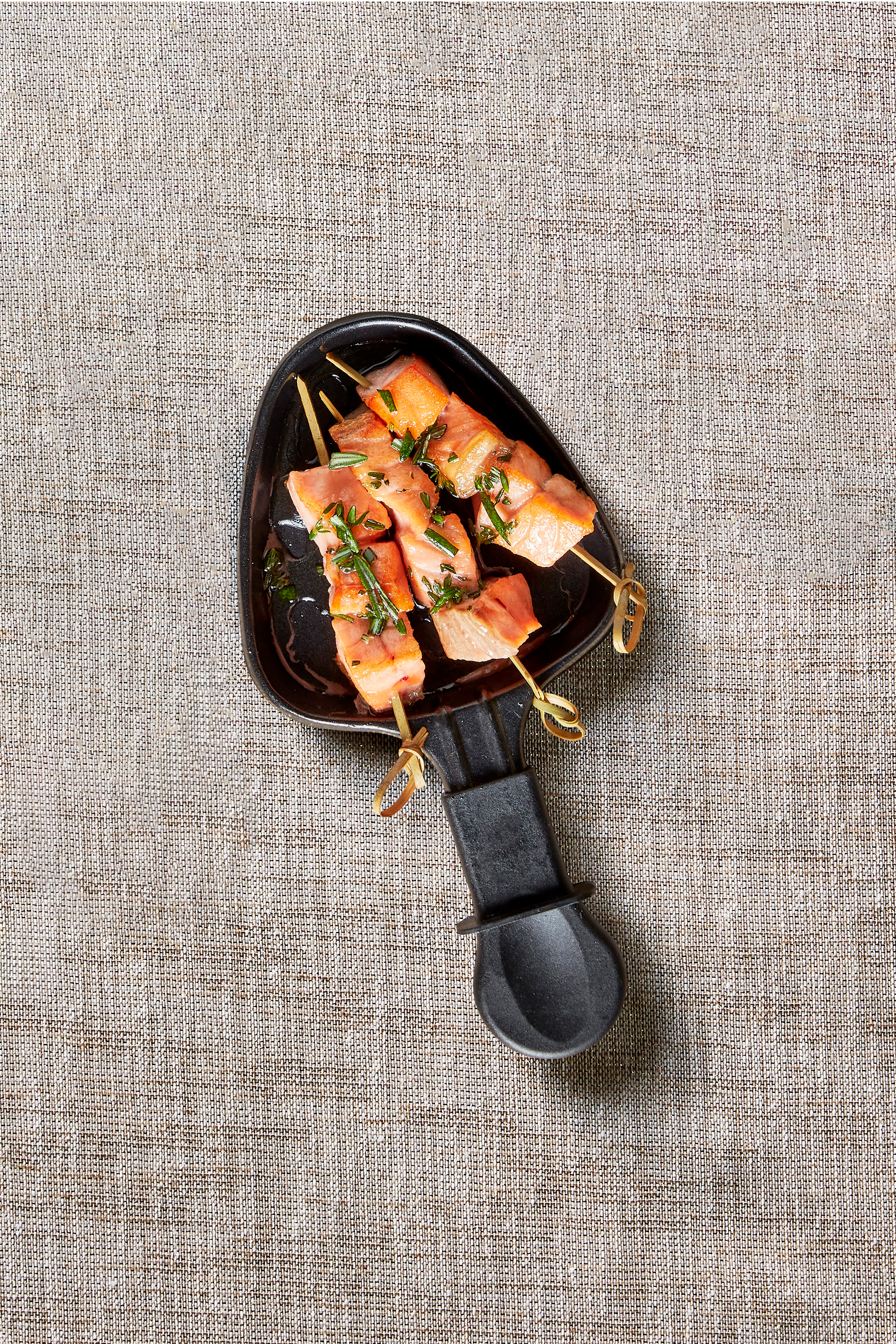 Zalmspiesje met kruidenolie