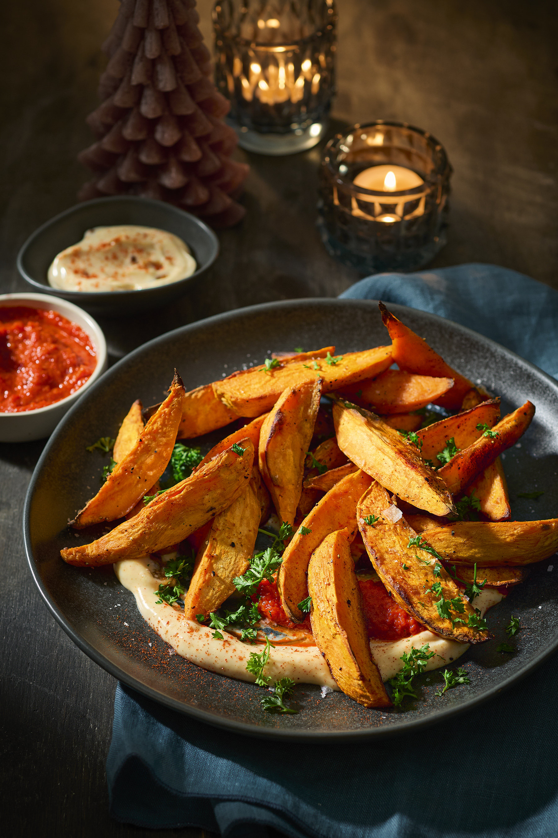 Zoete-aardappelpartjes met smoky aioli en paprikasaus