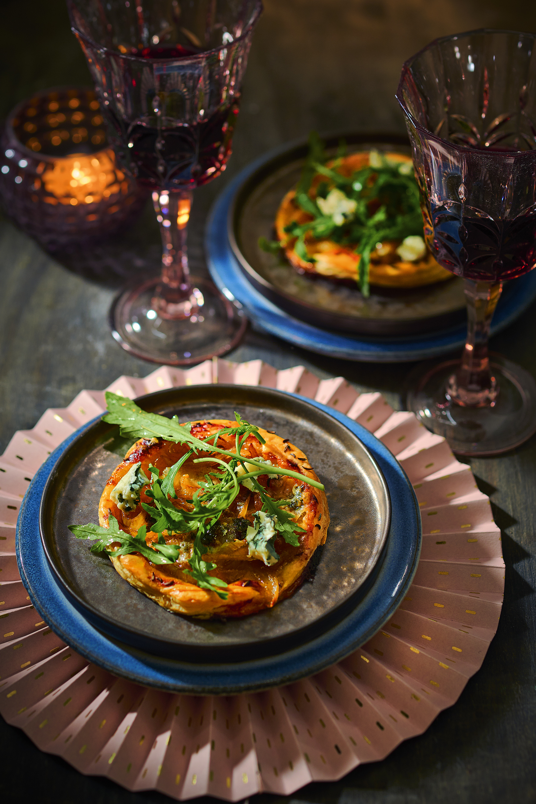 Roquefort-taartjes met gekaramelliseerde ui