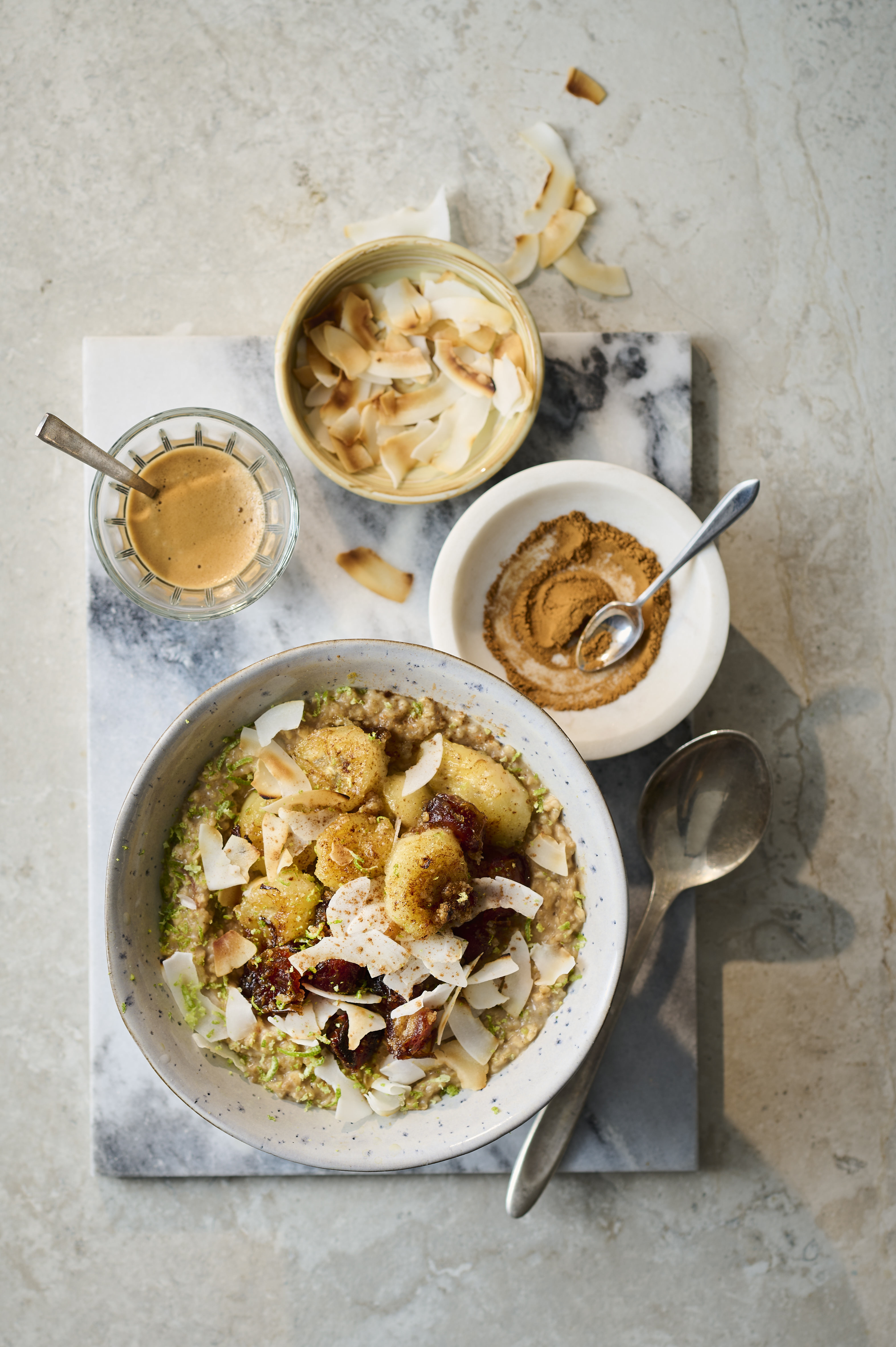Tropische havermout met kokos, banaan en dadels