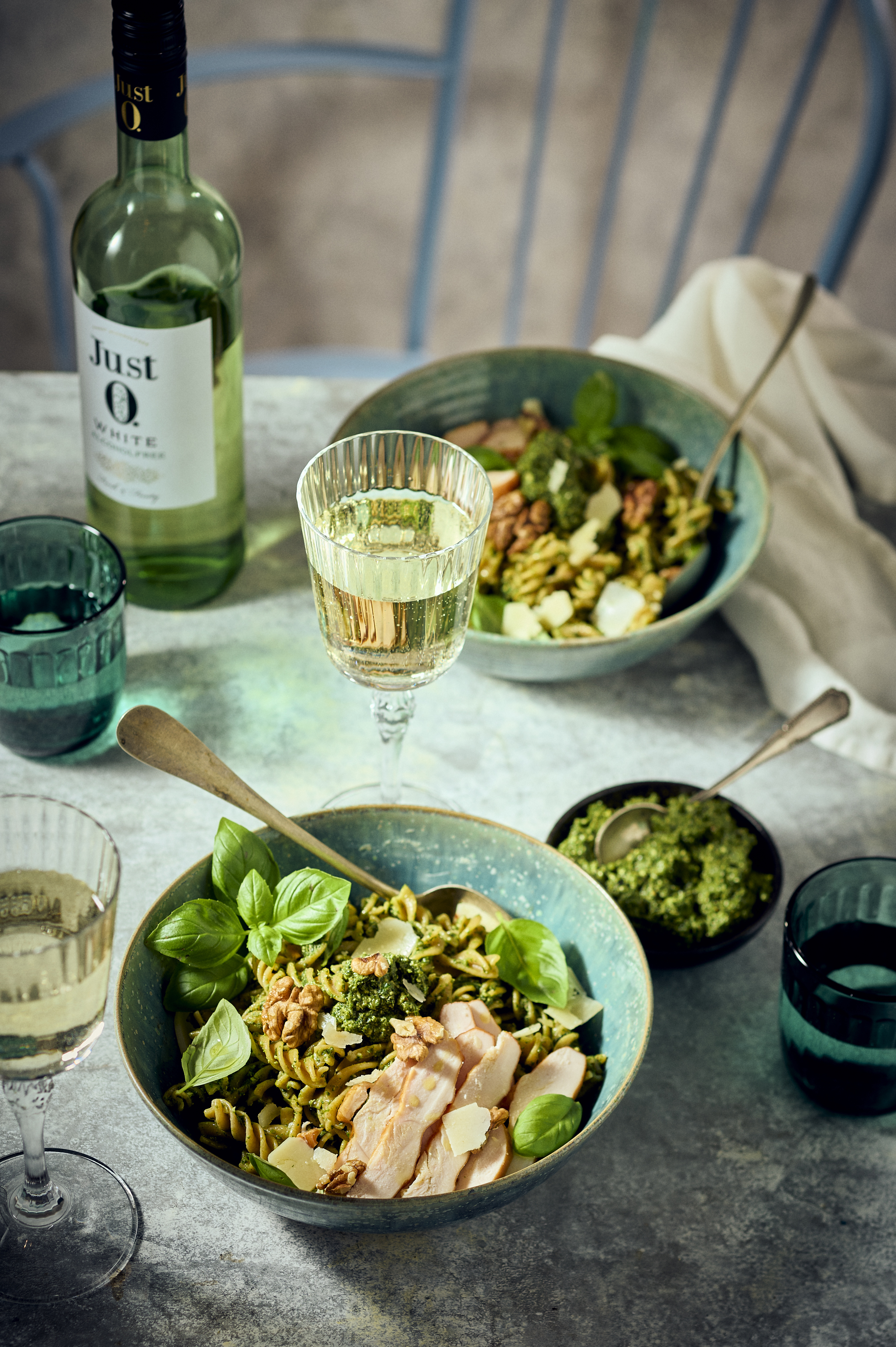Fusilli met boerenkoolpesto, gerookte kip en walnoten