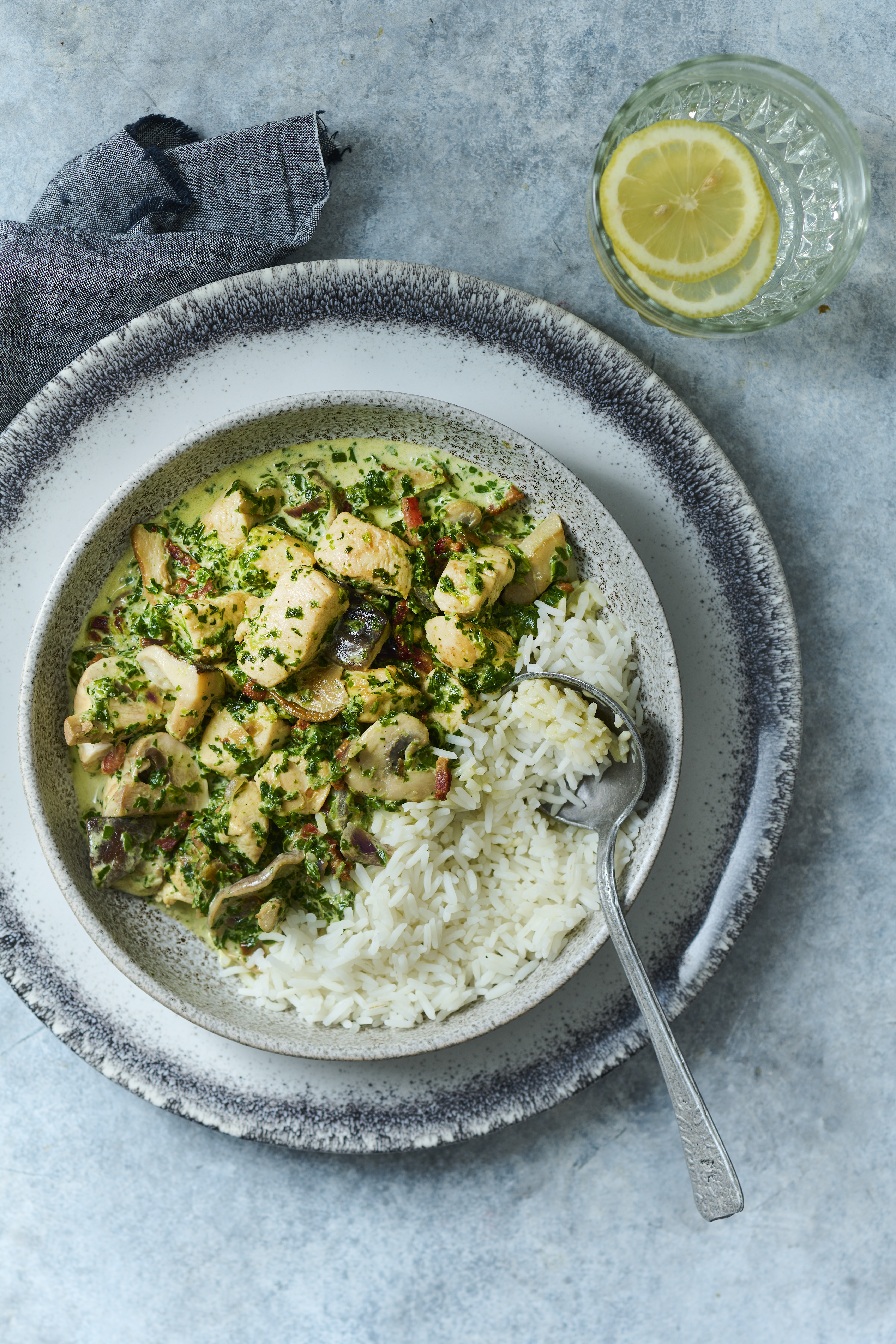 Kipfilet met rijst en paddenstoelen-roomsaus
