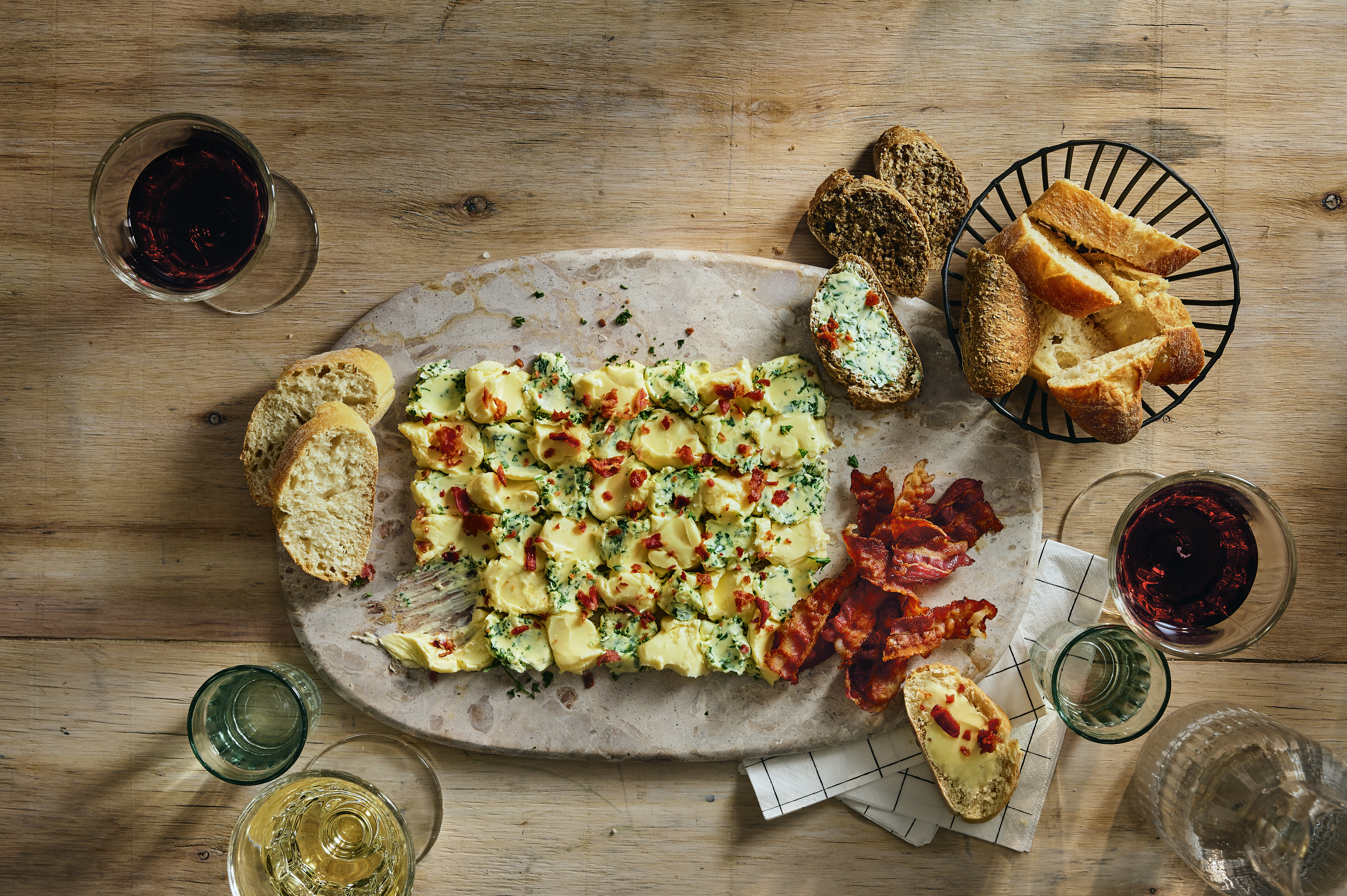 Butter board met spek, knoflook en peterselie