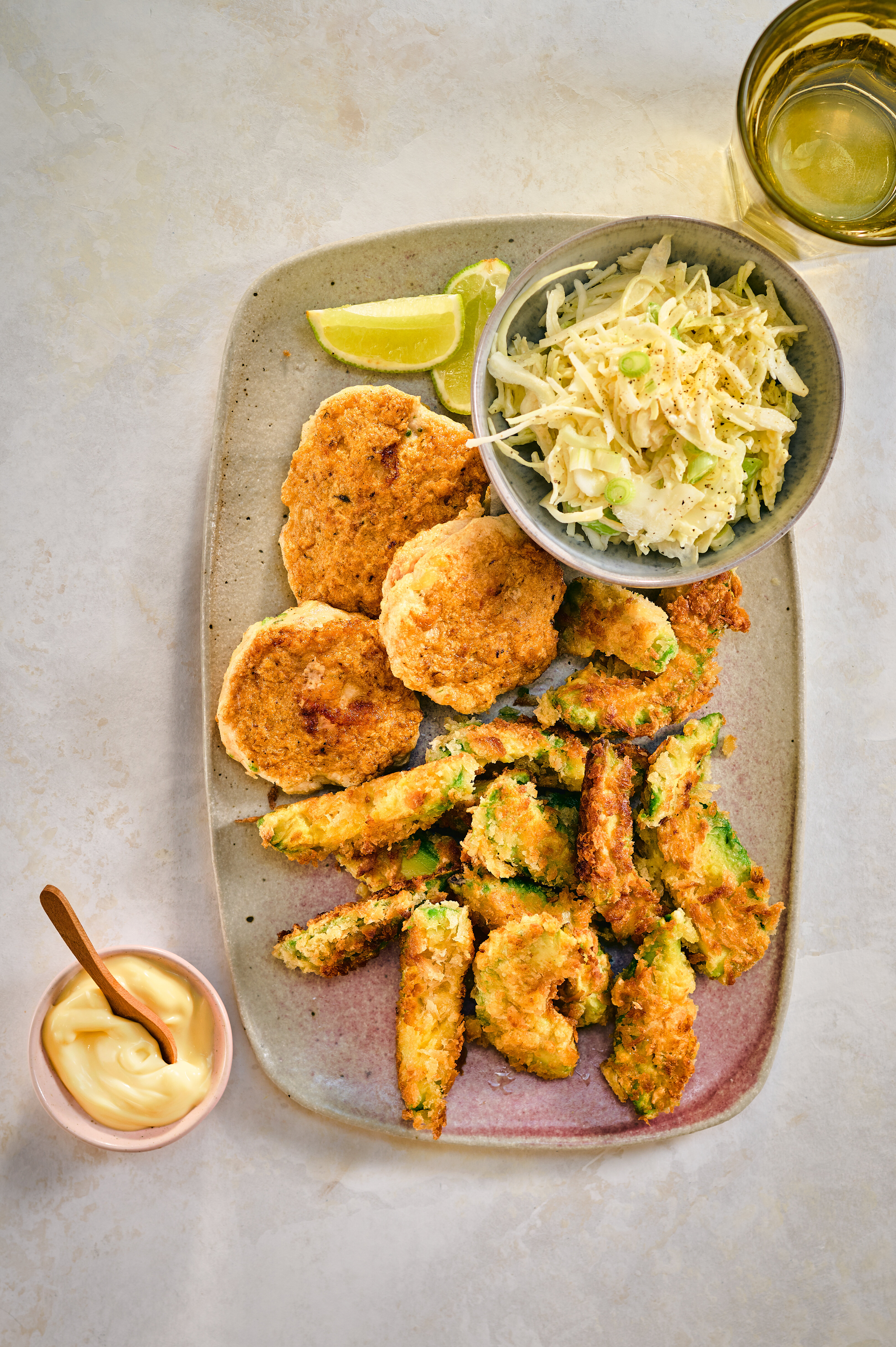 Avocadofrietjes met garnalenburgers en koolsla