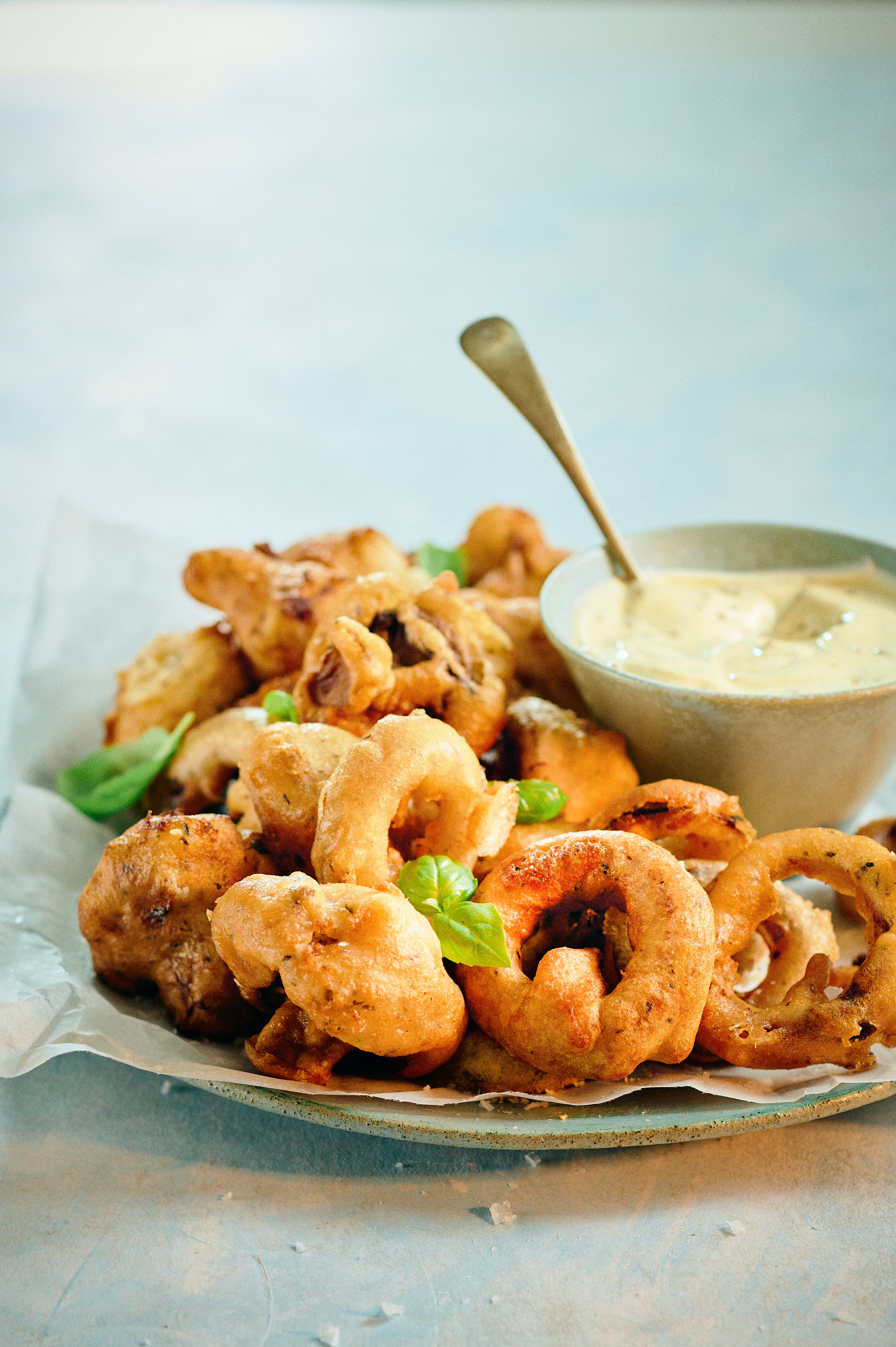 Luchtige groentebeignets in bierbeslag