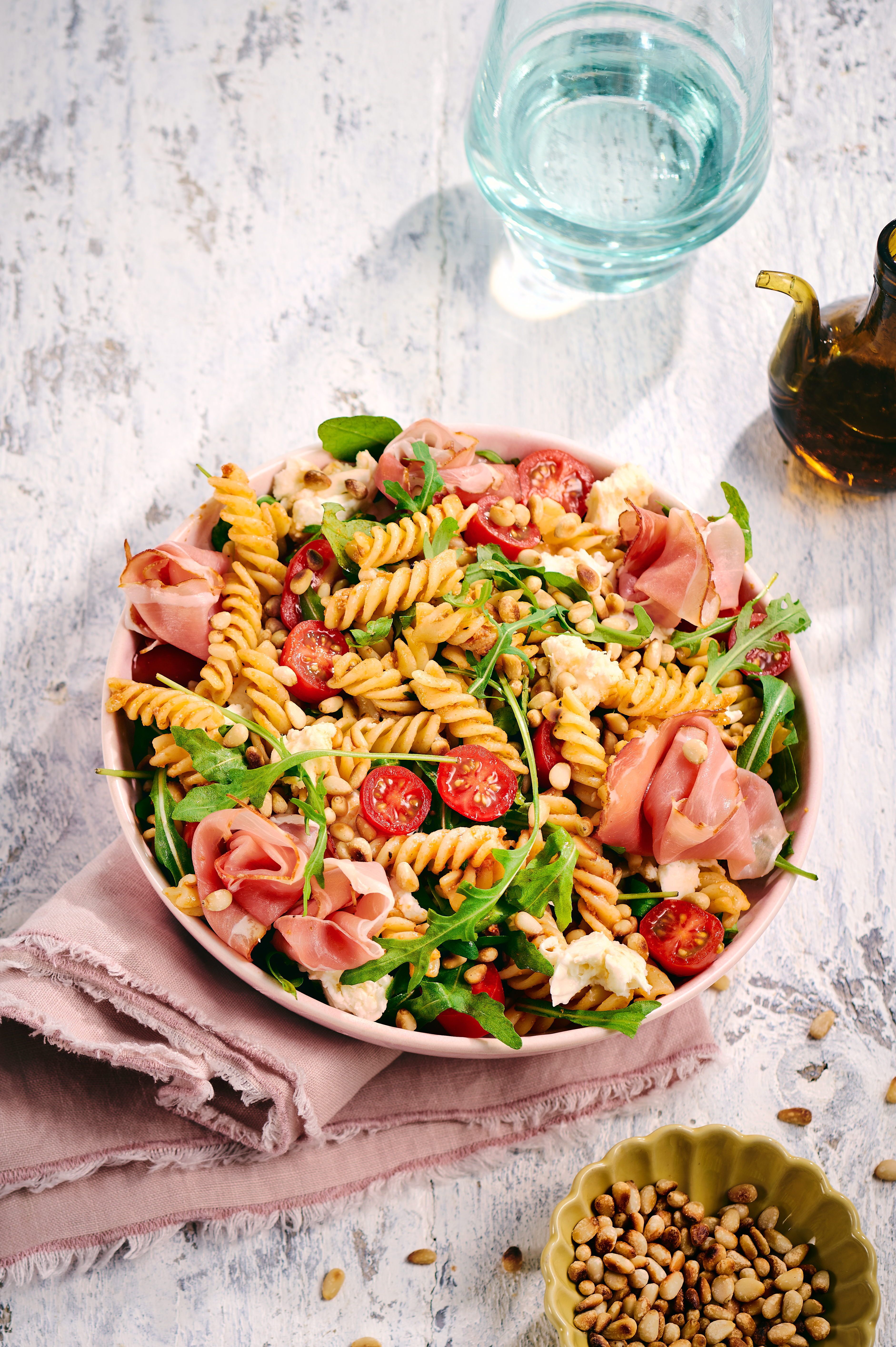 Fusilli-salade met rauwe ham en mozzarella