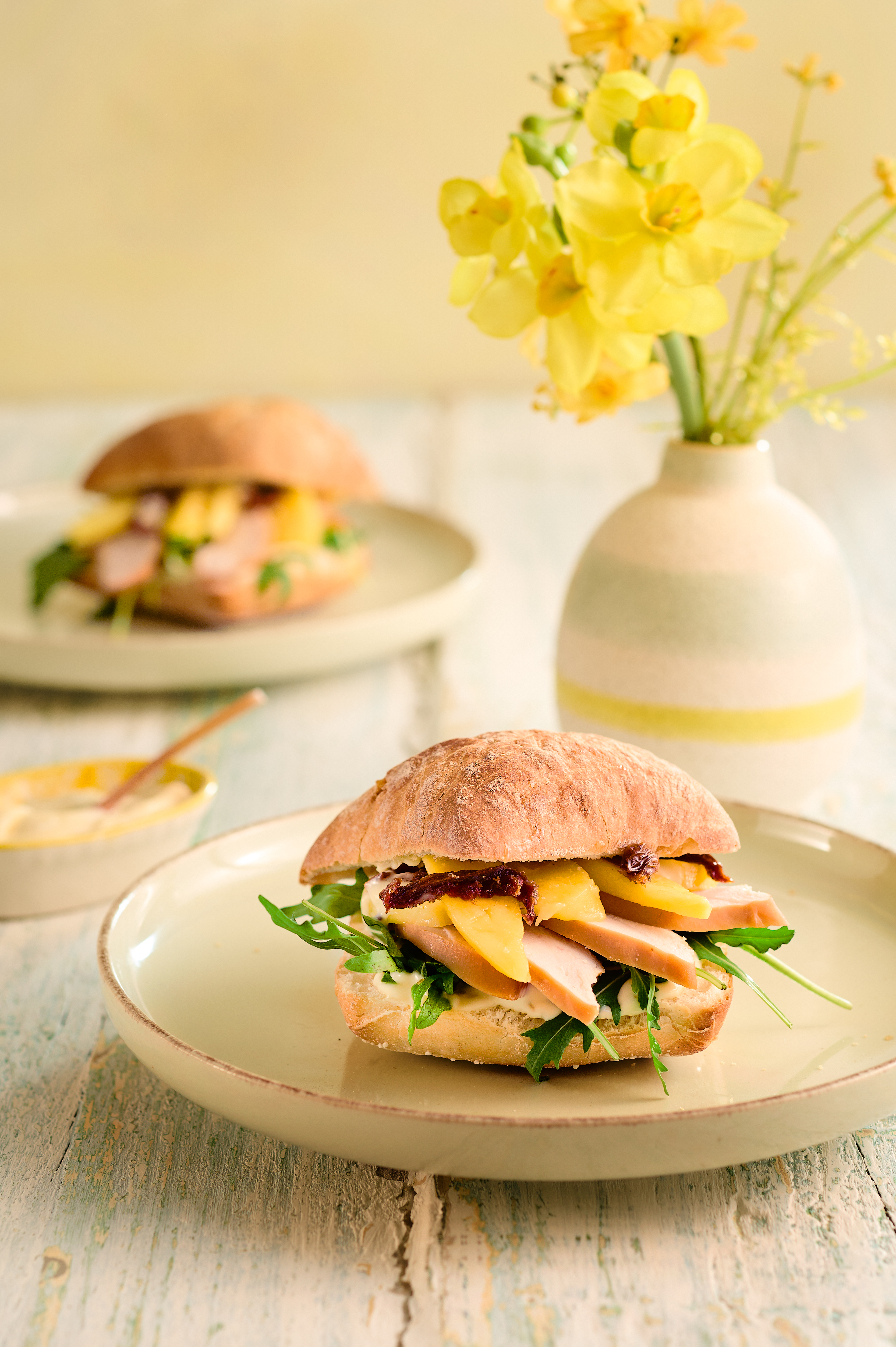 Ciabatta met gerookte kip en mango